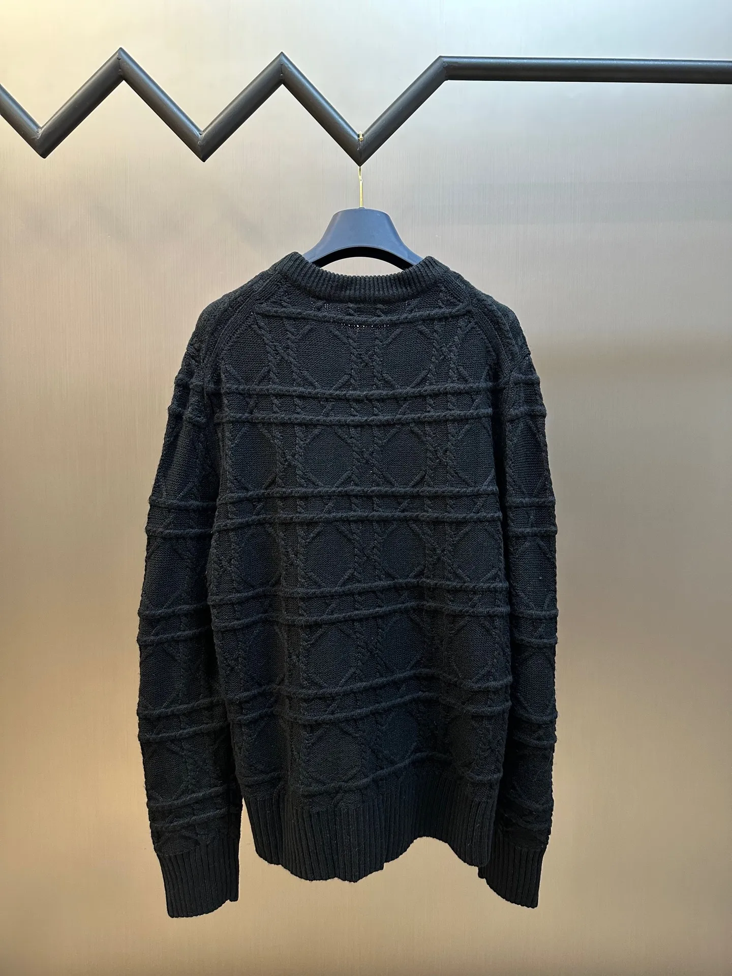 🅿️600 Dior Cannage Pattern Crew Neck Sweater This cannage pattern sweater is from the Dior Icons series, highlighting Dior's exquisite craftsmanship and fine tradition with an elegant and casual style.  Crafted from beige cashmere cable-knit fabric, the classic cannage pattern is reinterpreted with intricate details. Pair with the collection's trousers for a chic look.  size：xs s m l