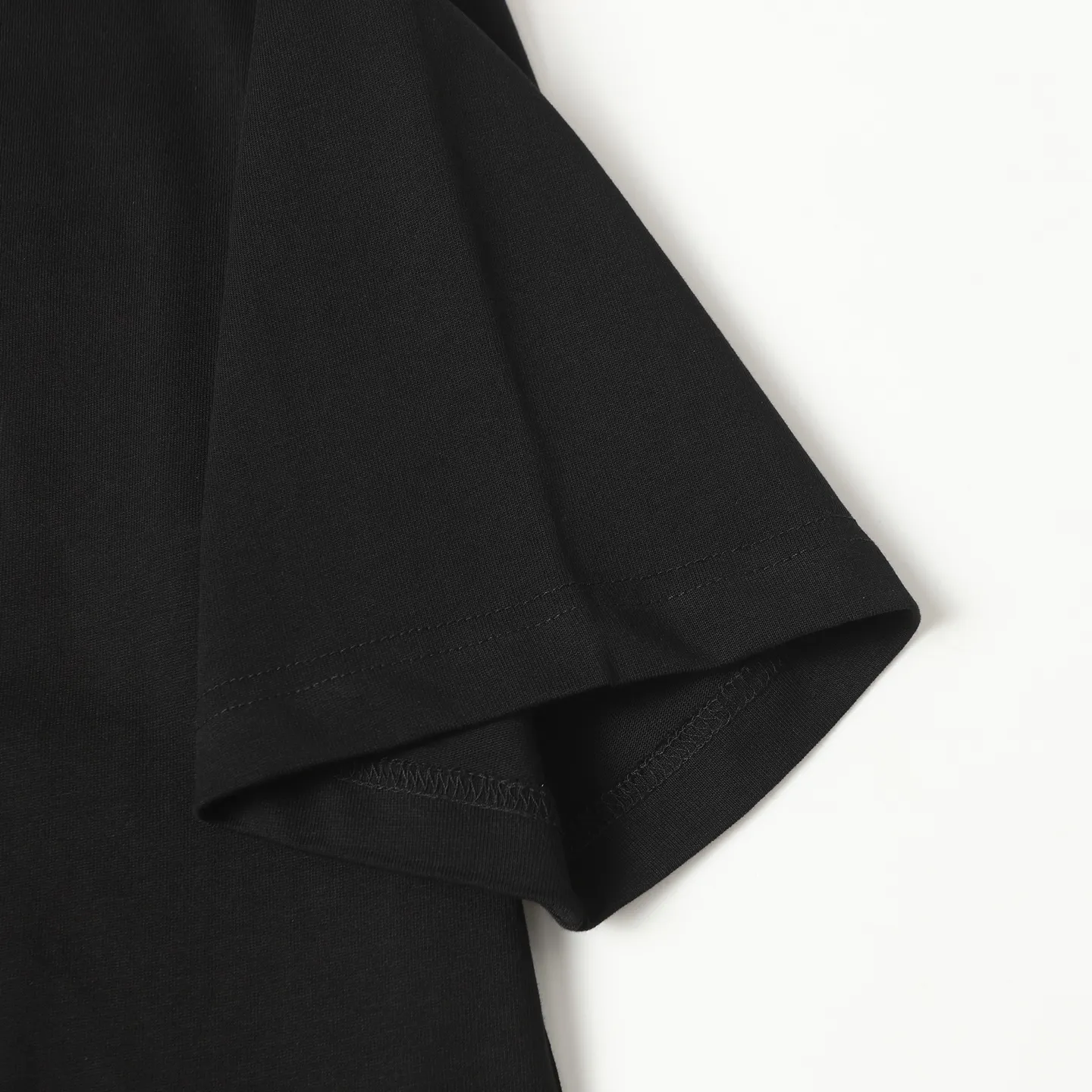 🅿️170 DIOR CD 25ss1947 damaged letter printed short-sleeved T-shirt. The fabric is comfortable and skin-friendly without any strange feeling. Custom-dyed fabric, high textile density, good drape, not easy to deform, thick texture and tight spinning process will not affect the breathability of the fabric. The color saturation is very high. A versatile and good-looking short-sleeved one. The loose version covers the flesh and makes you look slimmer. Same style for men and women. Color: black/white Size: XS-L