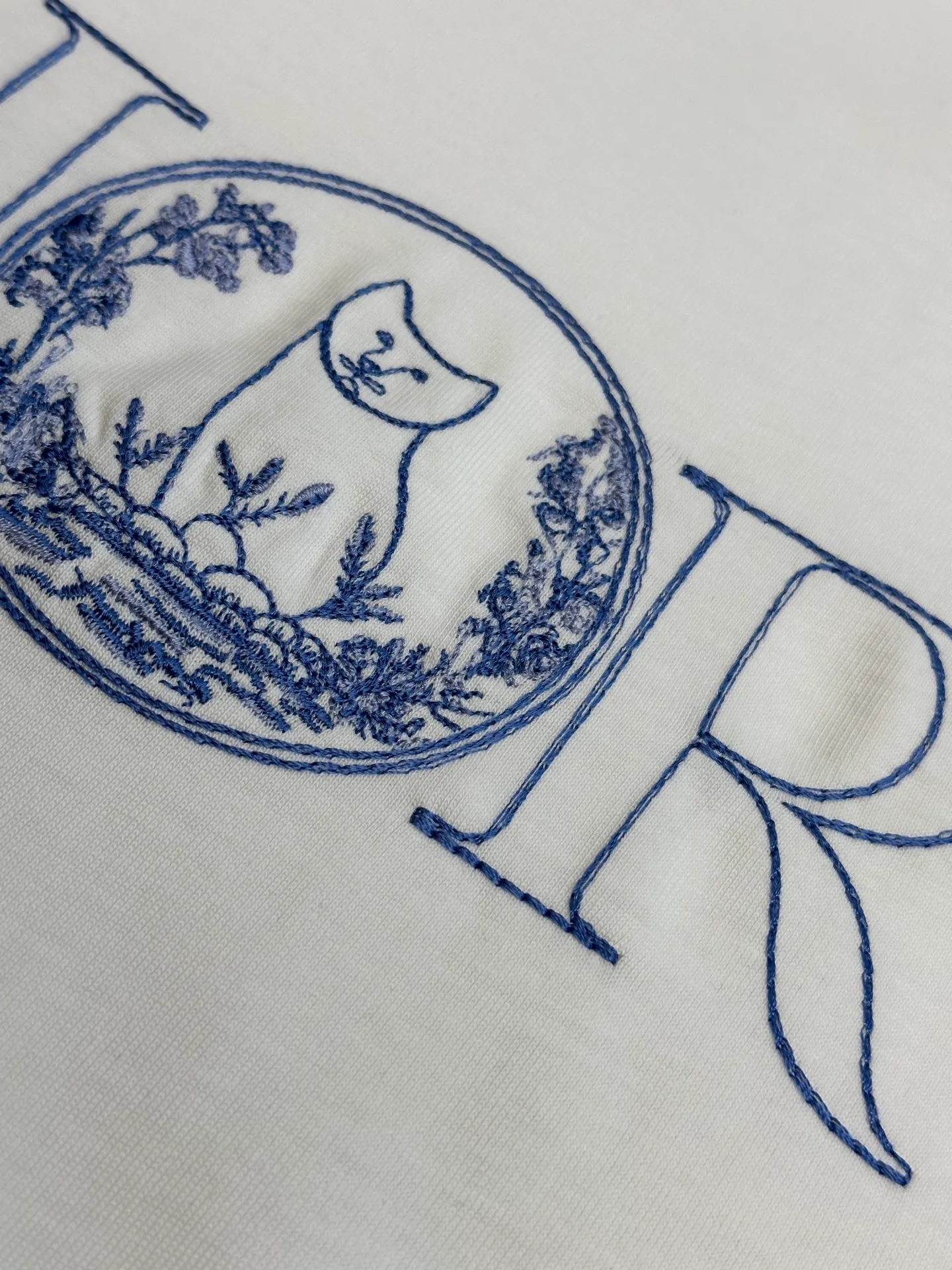 🅿️240 4-day pre-sale DIOR 25 joint short-sleeve This T-shirt displays the logo from this season’s DIOR AND HYLTON NEL joint series. Crafted from blue cotton jersey, it has a classic silhouette with a ribbed crew neck and embroidery on the chest for added style.  size：xs s m l