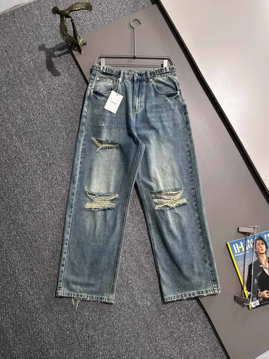 🅿️380 Dior 2025 four-season loose jeans and wide-leg trousers, the trend in the trend! Many fashion bloggers control the upper body. The water is woven from imported Japanese Denim plain cotton denim fabric. It has three standards, is soft, delicate, comfortable and breathable. The color has a modern and fashionable vicissitudes. The upper body is versatile and fashionable! Light luxury, a must-have item for daily commuting! Size: XS-2XL (please state your height and weight when placing an order)