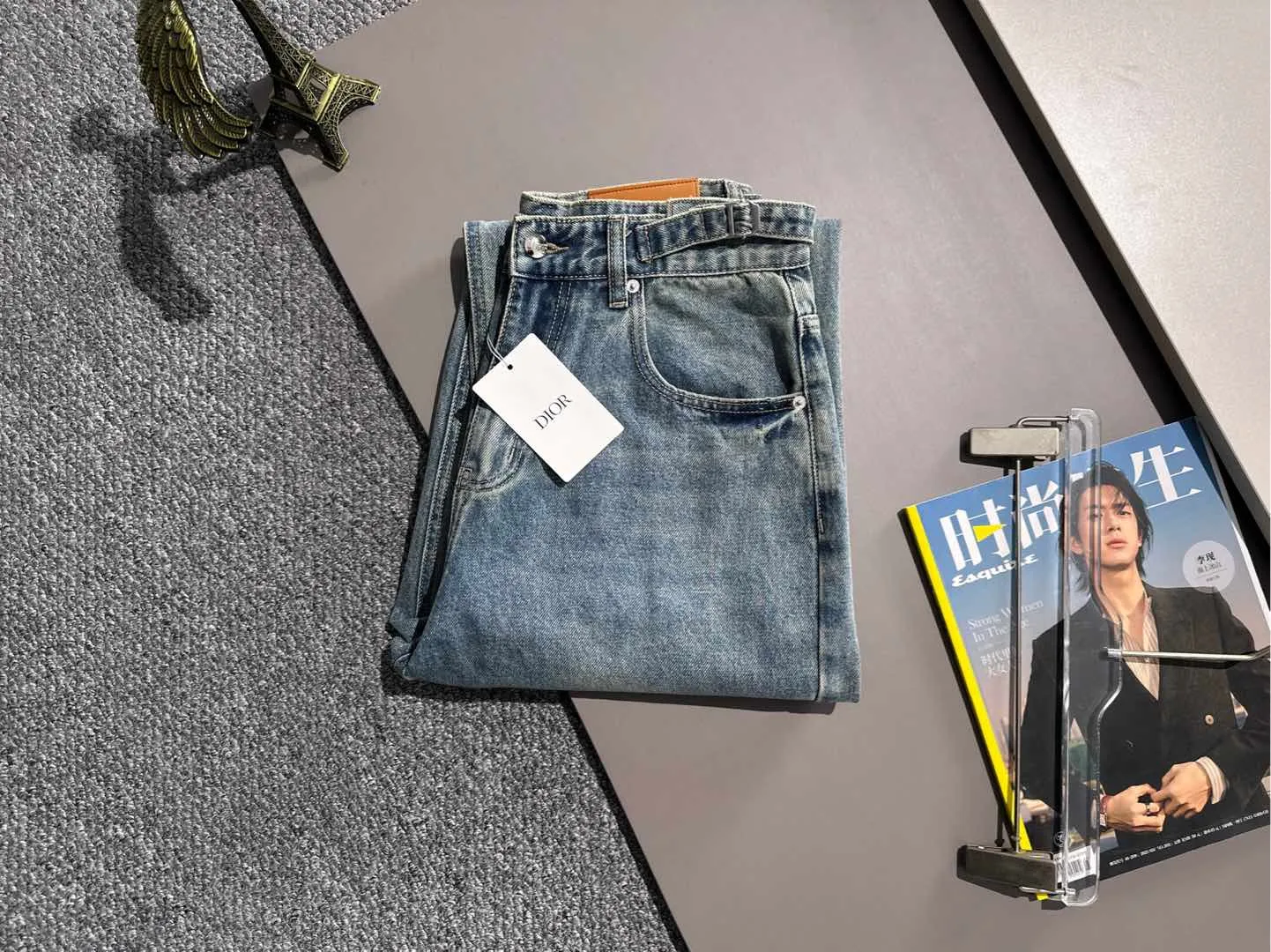 🅿️380 Dior 2025 four-season loose jeans and wide-leg trousers, the trend in the trend! Many fashion bloggers control the upper body. The water is woven from imported Japanese Denim plain cotton denim fabric. It has three standards, is soft, delicate, comfortable and breathable. The color has a modern and fashionable vicissitudes. The upper body is versatile and fashionable! Light luxury, a must-have item for daily commuting! Size: XS-2XL (please state your height and weight when placing an order)