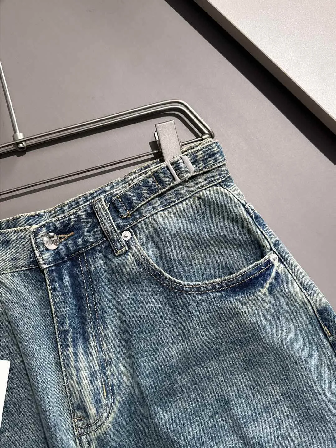🅿️380 Dior 2025 four-season loose jeans and wide-leg trousers, the trend in the trend! Many fashion bloggers control the upper body. The water is woven from imported Japanese Denim plain cotton denim fabric. It has three standards, is soft, delicate, comfortable and breathable. The color has a modern and fashionable vicissitudes. The upper body is versatile and fashionable! Light luxury, a must-have item for daily commuting! Size: XS-2XL (please state your height and weight when placing an order)