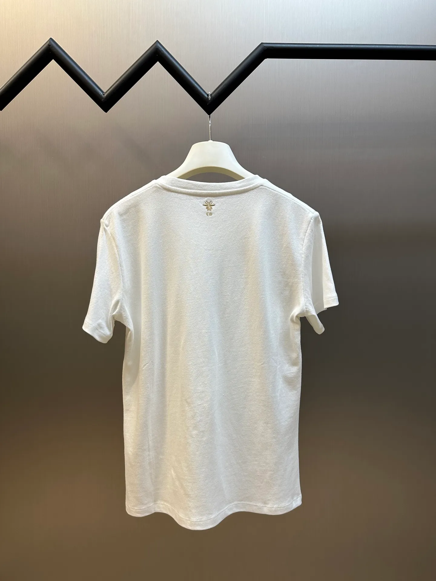 🅿️390 Women's Dior Gold Stars and Moon Heavy Embroidery Short Sleeves This T-shirt is carefully crafted from white cotton jersey fabric and decorated with gold-tone Dior Astral graphic print and embroidery, showing the Serpent and the phases of the moon, paying tribute to Mr. Dior's love for the constellations. The classic crew neck design and the Christian Dior Paris signature on the front add to the style. Pair with other Dior Astral pieces for a sophisticated and stylish look.  size：s m l
