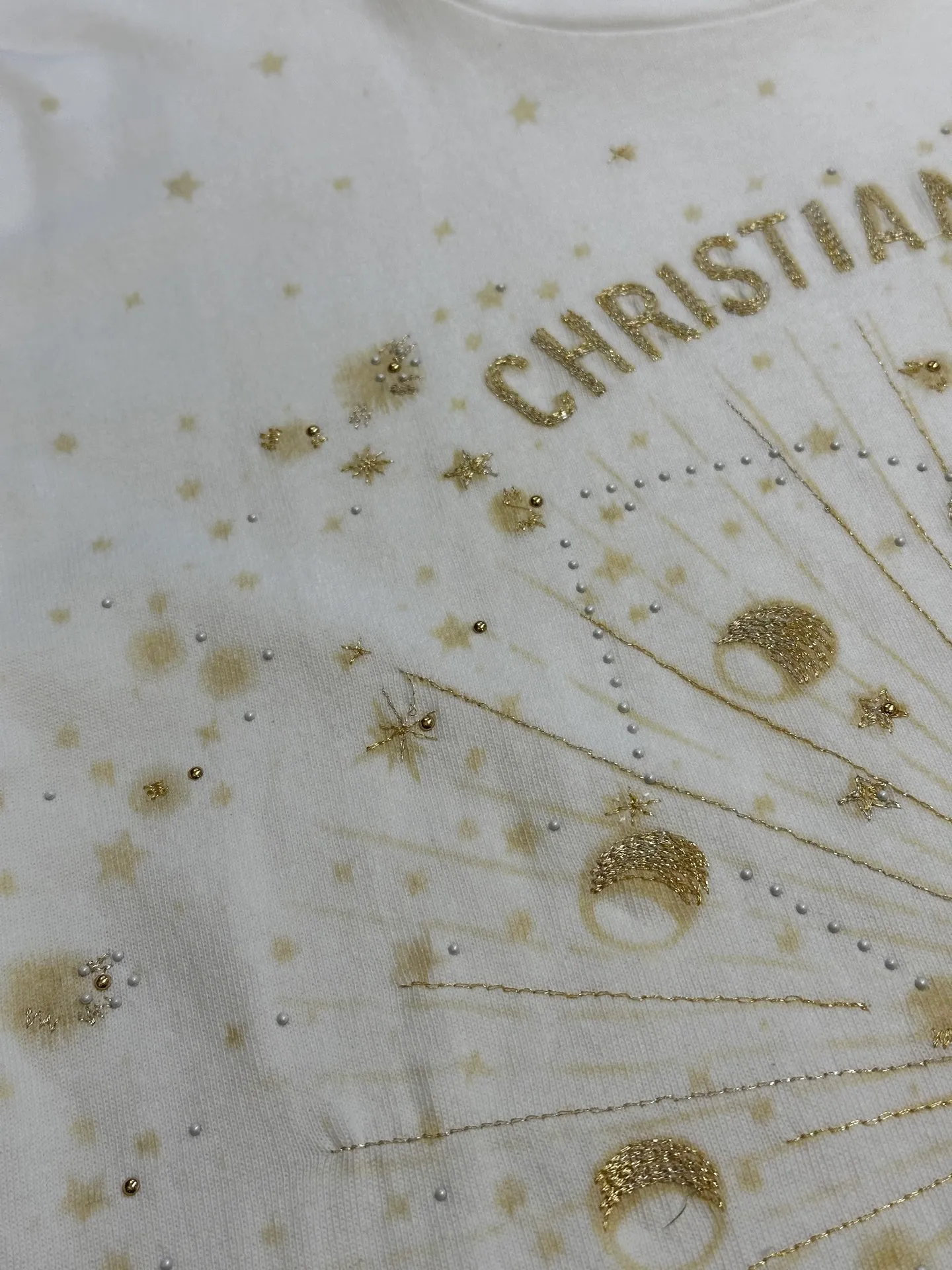 🅿️390 Women's Dior Gold Stars and Moon Heavy Embroidery Short Sleeves This T-shirt is carefully crafted from white cotton jersey fabric and decorated with gold-tone Dior Astral graphic print and embroidery, showing the Serpent and the phases of the moon, paying tribute to Mr. Dior's love for the constellations. The classic crew neck design and the Christian Dior Paris signature on the front add to the style. Pair with other Dior Astral pieces for a sophisticated and stylish look.  size：s m l