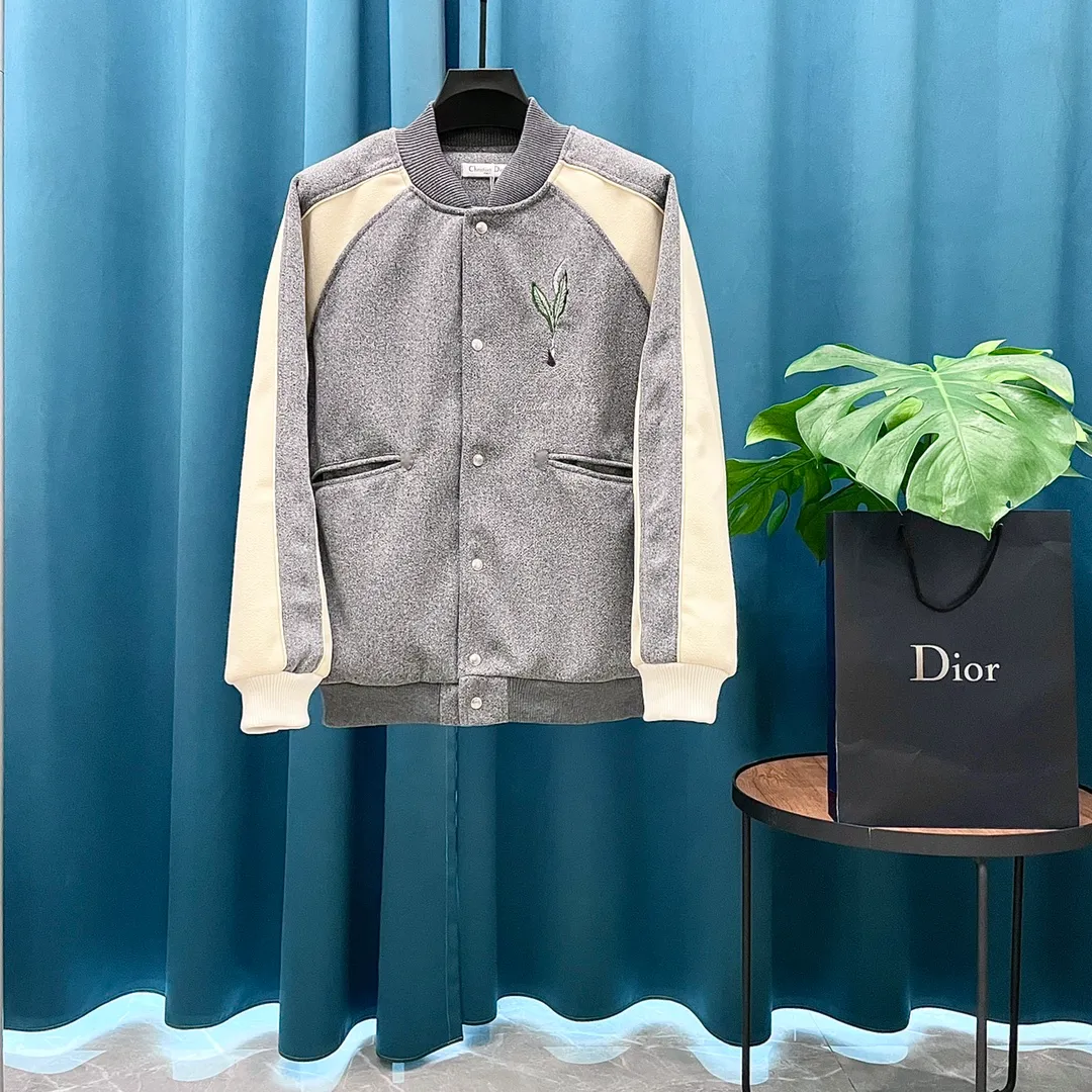 🅿️410 Dior➡️Dior runway style baseball jacket. I ordered the original model and took a month to finally ship it. I love it so much. The upper body is really cool. A blogger on Douyin said that LV's new products this year will become the future trend. If you look through street photos, you will find that celebrities regard it as a collectible jacket, a must-have item for men and women who want light luxury for commuting. Developing the highest version on the entire network, it took 1 month to customize and the cost was extremely high. The German imported flat-machine made custom-woven wool jacquard threads, using the first layer of imported lambskin. The pleated texture is unparalleled. It is hand-cut and meticulously crafted. The stitching position is very technical. Whether the whole garment is good or not depends on this position. Top-notch workmanship and details can stand the test. A full set of customized accessories, the letters are clear and perfectly restored without any difference. High-end atmosphere and full grade! The entire dress is exclusively customized with heavy craftsmanship. The towel patch embroidery is perfectly combined with craft embroidery and precise stitching! Absolute craftsmanship quality!
