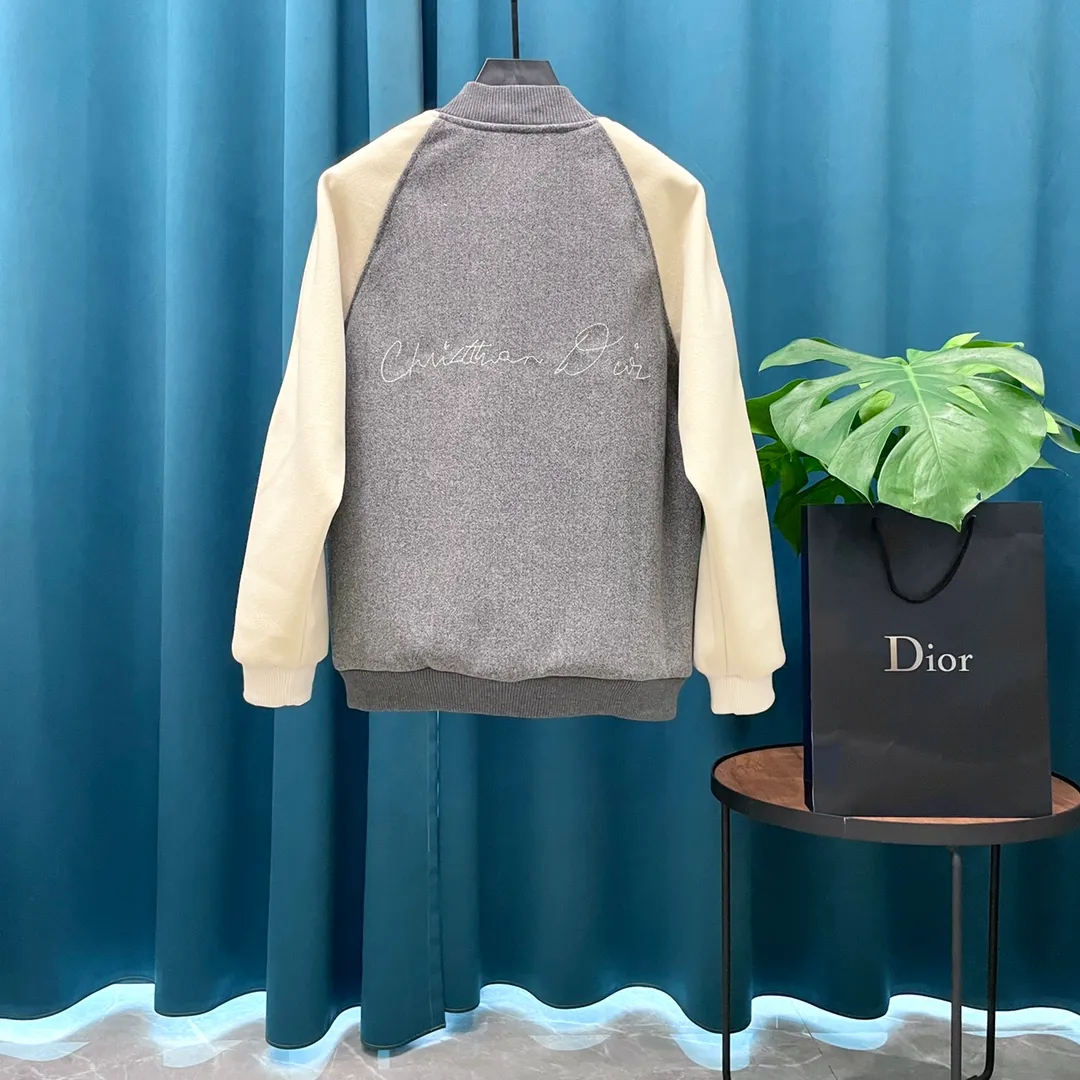 🅿️410 Dior➡️Dior runway style baseball jacket. I ordered the original model and took a month to finally ship it. I love it so much. The upper body is really cool. A blogger on Douyin said that LV's new products this year will become the future trend. If you look through street photos, you will find that celebrities regard it as a collectible jacket, a must-have item for men and women who want light luxury for commuting. Developing the highest version on the entire network, it took 1 month to customize and the cost was extremely high. The German imported flat-machine made custom-woven wool jacquard threads, using the first layer of imported lambskin. The pleated texture is unparalleled. It is hand-cut and meticulously crafted. The stitching position is very technical. Whether the whole garment is good or not depends on this position. Top-notch workmanship and details can stand the test. A full set of customized accessories, the letters are clear and perfectly restored without any difference. High-end atmosphere and full grade! The entire dress is exclusively customized with heavy craftsmanship. The towel patch embroidery is perfectly combined with craft embroidery and precise stitching! Absolute craftsmanship quality!