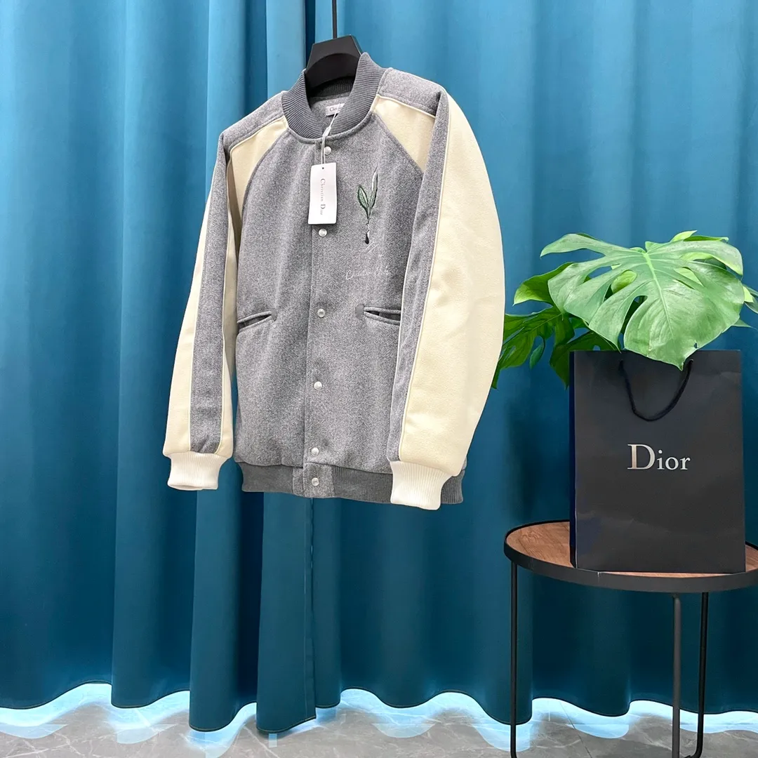 🅿️410 Dior➡️Dior runway style baseball jacket. I ordered the original model and took a month to finally ship it. I love it so much. The upper body is really cool. A blogger on Douyin said that LV's new products this year will become the future trend. If you look through street photos, you will find that celebrities regard it as a collectible jacket, a must-have item for men and women who want light luxury for commuting. Developing the highest version on the entire network, it took 1 month to customize and the cost was extremely high. The German imported flat-machine made custom-woven wool jacquard threads, using the first layer of imported lambskin. The pleated texture is unparalleled. It is hand-cut and meticulously crafted. The stitching position is very technical. Whether the whole garment is good or not depends on this position. Top-notch workmanship and details can stand the test. A full set of customized accessories, the letters are clear and perfectly restored without any difference. High-end atmosphere and full grade! The entire dress is exclusively customized with heavy craftsmanship. The towel patch embroidery is perfectly combined with craft embroidery and precise stitching! Absolute craftsmanship quality!