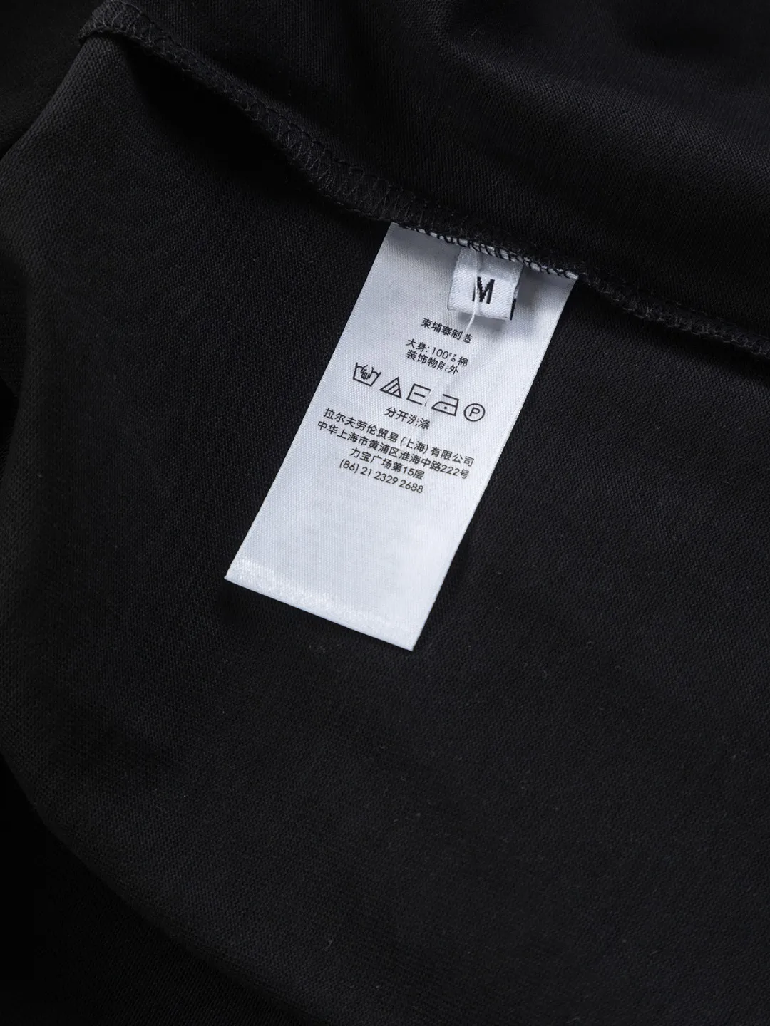 🅿️190 Dior Dior micro wide version CD micro wide version S-Xl 25ss forever unbeatable classic style permanent boutique counter eternal classic style CD silver label letter embroidery🪡logo pattern As the leader in the luxury world, the D family is well-deserved. The first thing that catches the eye is the loose and comfortable black and white solid color version of the piece we are going to talk about today. The ribbed round collar has become the best modification of its version, and the D family has the upper body LOGO listed on the front, and the unique embroidery design of the letter logo patch highlights the texture! The most traditional modification method combined with the simplest color scale contrast forms the strongest and direct contrast, and this is often the most concise and clear minimalist modification method~~A nostalgic classic atmosphere also spreads in this work inadvertently! ! Featuring a distinctive 47 logo patch embroidery on the front, a unique tribute to Dior's historic year! Coupled with the blessing of 320 grams of cotton material, both the upper body comfort and the existence are unparalleled. It can be said to be a must-have companion in summer. The excellent breathability and comfortable wearing feeling are unparalleled~ Recommended! ! Color: Black and white Size: S-XL Size chart: S: Shoulder width 55-Bust 56-Length 71.5 M: Shoulder width 56.5-Bust 58-Length 73 L: Shoulder width 58-Bust 60-Length 74.5 XL: Shoulder width 59.5-Bust 62-Length 76