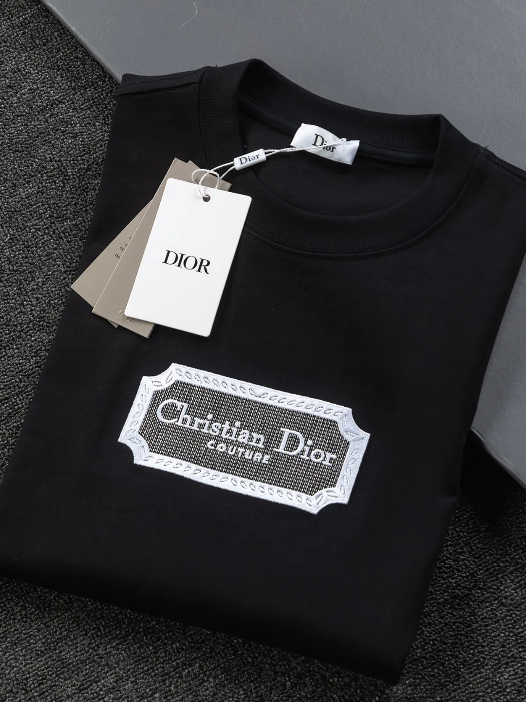 🅿️190 Dior Dior micro wide version CD micro wide version S-Xl 25ss forever unbeatable classic style permanent boutique counter eternal classic style CD silver label letter embroidery🪡logo pattern As the leader in the luxury world, the D family is well-deserved. The first thing that catches the eye is the loose and comfortable black and white solid color version of the piece we are going to talk about today. The ribbed round collar has become the best modification of its version, and the D family has the upper body LOGO listed on the front, and the unique embroidery design of the letter logo patch highlights the texture! The most traditional modification method combined with the simplest color scale contrast forms the strongest and direct contrast, and this is often the most concise and clear minimalist modification method~~A nostalgic classic atmosphere also spreads in this work inadvertently! ! Featuring a distinctive 47 logo patch embroidery on the front, a unique tribute to Dior's historic year! Coupled with the blessing of 320 grams of cotton material, both the upper body comfort and the existence are unparalleled. It can be said to be a must-have companion in summer. The excellent breathability and comfortable wearing feeling are unparalleled~ Recommended! ! Color: Black and white Size: S-XL Size chart: S: Shoulder width 55-Bust 56-Length 71.5 M: Shoulder width 56.5-Bust 58-Length 73 L: Shoulder width 58-Bust 60-Length 74.5 XL: Shoulder width 59.5-Bust 62-Length 76