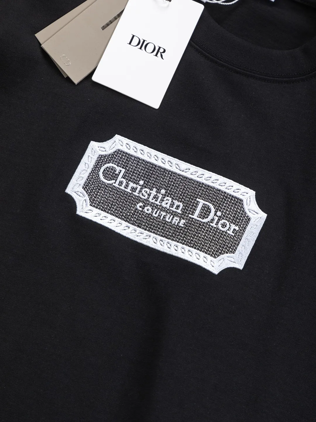 🅿️190 Dior Dior micro wide version CD micro wide version S-Xl 25ss forever unbeatable classic style permanent boutique counter eternal classic style CD silver label letter embroidery🪡logo pattern As the leader in the luxury world, the D family is well-deserved. The first thing that catches the eye is the loose and comfortable black and white solid color version of the piece we are going to talk about today. The ribbed round collar has become the best modification of its version, and the D family has the upper body LOGO listed on the front, and the unique embroidery design of the letter logo patch highlights the texture! The most traditional modification method combined with the simplest color scale contrast forms the strongest and direct contrast, and this is often the most concise and clear minimalist modification method~~A nostalgic classic atmosphere also spreads in this work inadvertently! ! Featuring a distinctive 47 logo patch embroidery on the front, a unique tribute to Dior's historic year! Coupled with the blessing of 320 grams of cotton material, both the upper body comfort and the existence are unparalleled. It can be said to be a must-have companion in summer. The excellent breathability and comfortable wearing feeling are unparalleled~ Recommended! ! Color: Black and white Size: S-XL Size chart: S: Shoulder width 55-Bust 56-Length 71.5 M: Shoulder width 56.5-Bust 58-Length 73 L: Shoulder width 58-Bust 60-Length 74.5 XL: Shoulder width 59.5-Bust 62-Length 76