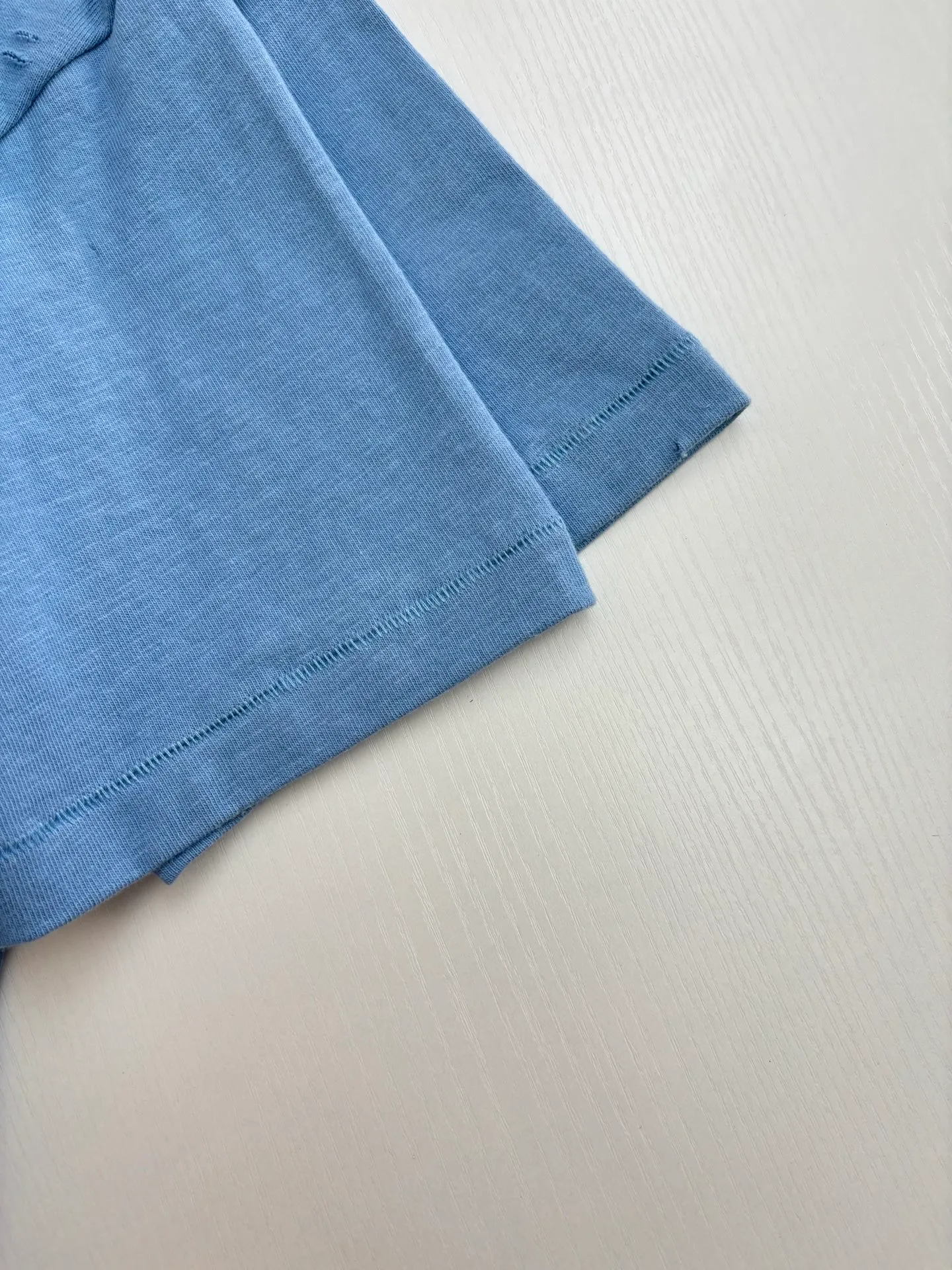 🅿️320 Dio*/Dior classic slogan letter printed hole washed short sleeves The fabric is made of 10s pure cotton slub plain fabric with a weight of 310g. This fabric is used as the collar, and the round collar is manually positioned on a flat machine. The front and back panels are printed with hand-made platen silk screen glue, and the film is engraved with laser dots to create a hollowed-out effect of missing letters. The clothes are designed with bifurcated sides, and the hems of the front and rear panels are cut with a special machine to pick the legs. There are lines on the surface to create a hollow effect. The entire garment is manually positioned and cut with holes, and the garment is fermented and washed to create a nostalgic effect. Size：S/M/L/XL