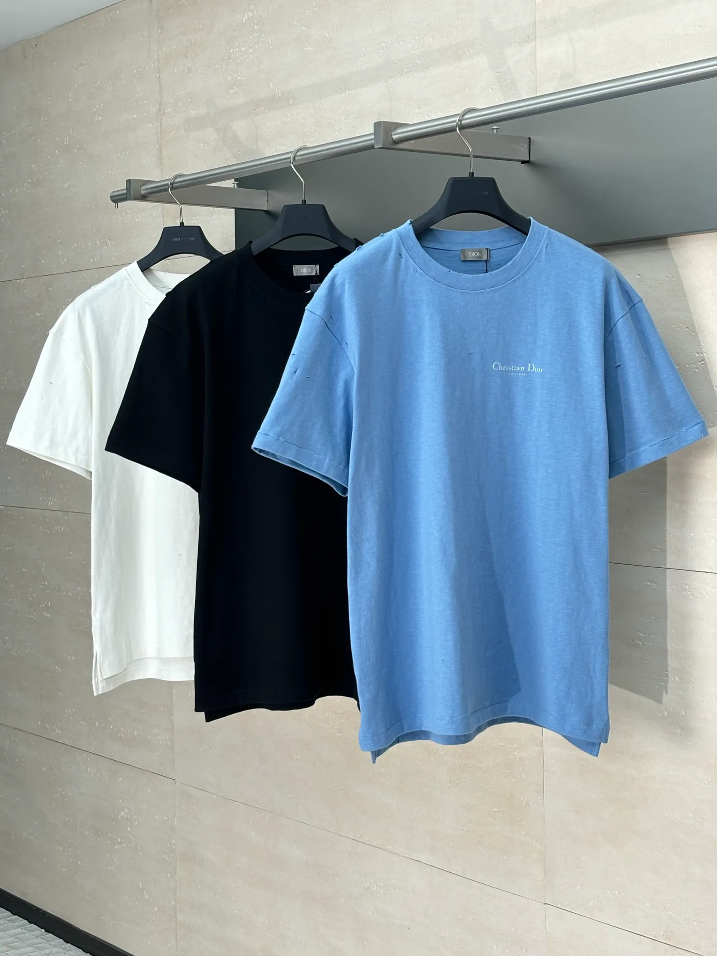 🅿️320 Dio*/Dior classic slogan letter printed hole washed short sleeves The fabric is made of 10s pure cotton slub plain fabric with a weight of 310g. This fabric is used as the collar, and the round collar is manually positioned on a flat machine. The front and back panels are printed with hand-made platen silk screen glue, and the film is engraved with laser dots to create a hollowed-out effect of missing letters. The clothes are designed with bifurcated sides, and the hems of the front and rear panels are cut with a special machine to pick the legs. There are lines on the surface to create a hollow effect. The entire garment is manually positioned and cut with holes, and the garment is fermented and washed to create a nostalgic effect. Size：S/M/L/XL