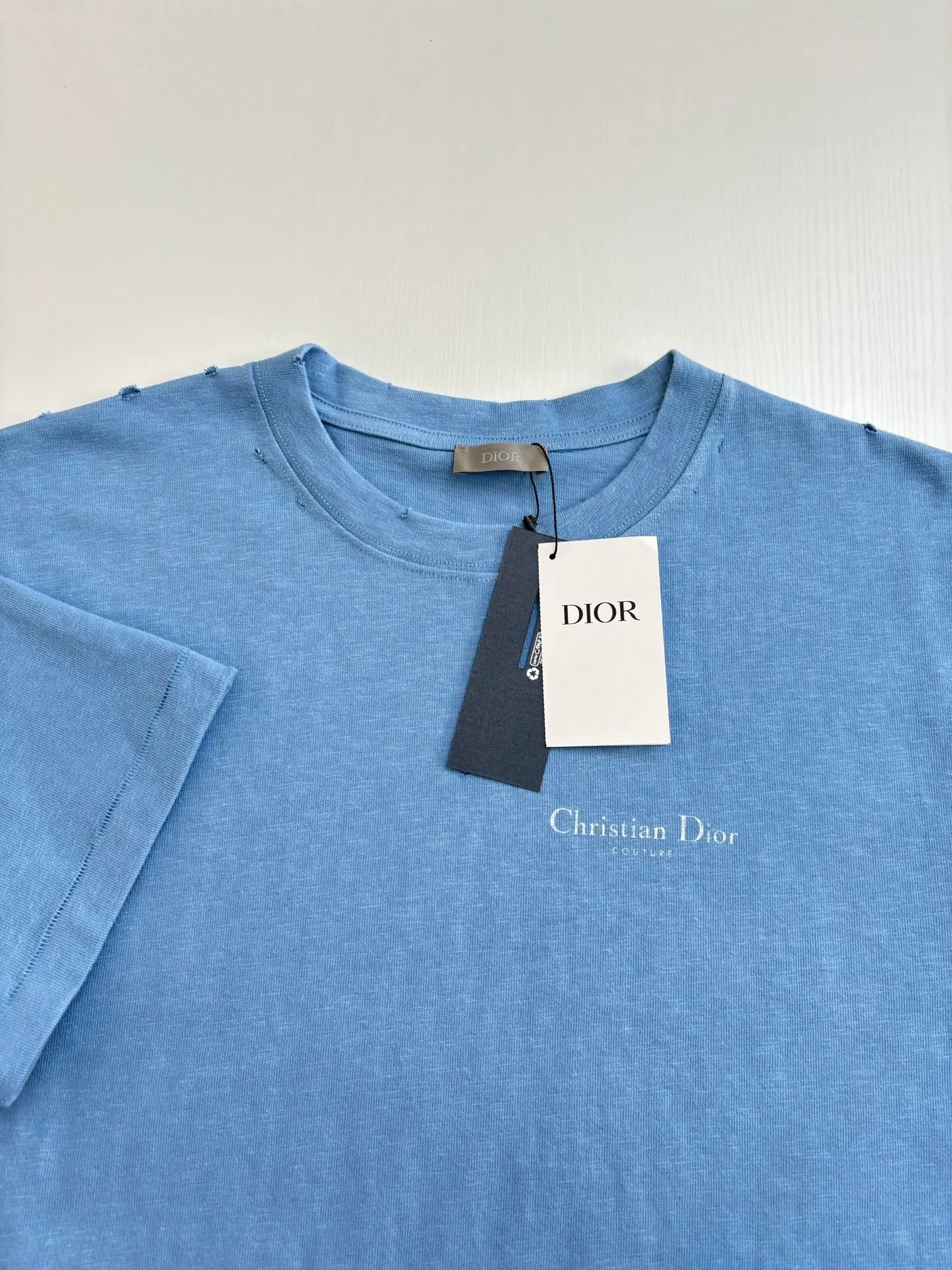 🅿️320 Dio*/Dior classic slogan letter printed hole washed short sleeves The fabric is made of 10s pure cotton slub plain fabric with a weight of 310g. This fabric is used as the collar, and the round collar is manually positioned on a flat machine. The front and back panels are printed with hand-made platen silk screen glue, and the film is engraved with laser dots to create a hollowed-out effect of missing letters. The clothes are designed with bifurcated sides, and the hems of the front and rear panels are cut with a special machine to pick the legs. There are lines on the surface to create a hollow effect. The entire garment is manually positioned and cut with holes, and the garment is fermented and washed to create a nostalgic effect. Size：S/M/L/XL