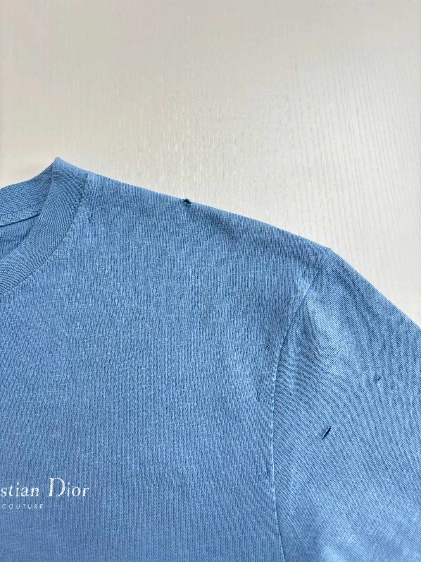 🅿️320 Dio*/Dior classic slogan letter printed hole washed short sleeves The fabric is made of 10s pure cotton slub plain fabric with a weight of 310g. This fabric is used as the collar, and the round collar is manually positioned on a flat machine. The front and back panels are printed with hand-made platen silk screen glue, and the film is engraved with laser dots to create a hollowed-out effect of missing letters. The clothes are designed with bifurcated sides, and the hems of the front and rear panels are cut with a special machine to pick the legs. There are lines on the surface to create a hollow effect. The entire garment is manually positioned and cut with holes, and the garment is fermented and washed to create a nostalgic effect. Size：S/M/L/XL