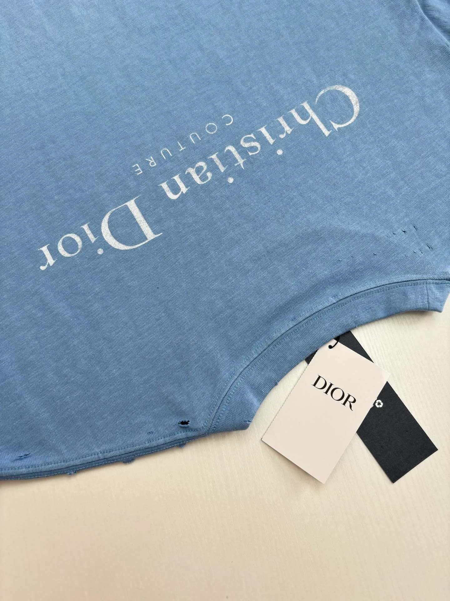 🅿️320 Dio*/Dior classic slogan letter printed hole washed short sleeves The fabric is made of 10s pure cotton slub plain fabric with a weight of 310g. This fabric is used as the collar, and the round collar is manually positioned on a flat machine. The front and back panels are printed with hand-made platen silk screen glue, and the film is engraved with laser dots to create a hollowed-out effect of missing letters. The clothes are designed with bifurcated sides, and the hems of the front and rear panels are cut with a special machine to pick the legs. There are lines on the surface to create a hollow effect. The entire garment is manually positioned and cut with holes, and the garment is fermented and washed to create a nostalgic effect. Size：S/M/L/XL