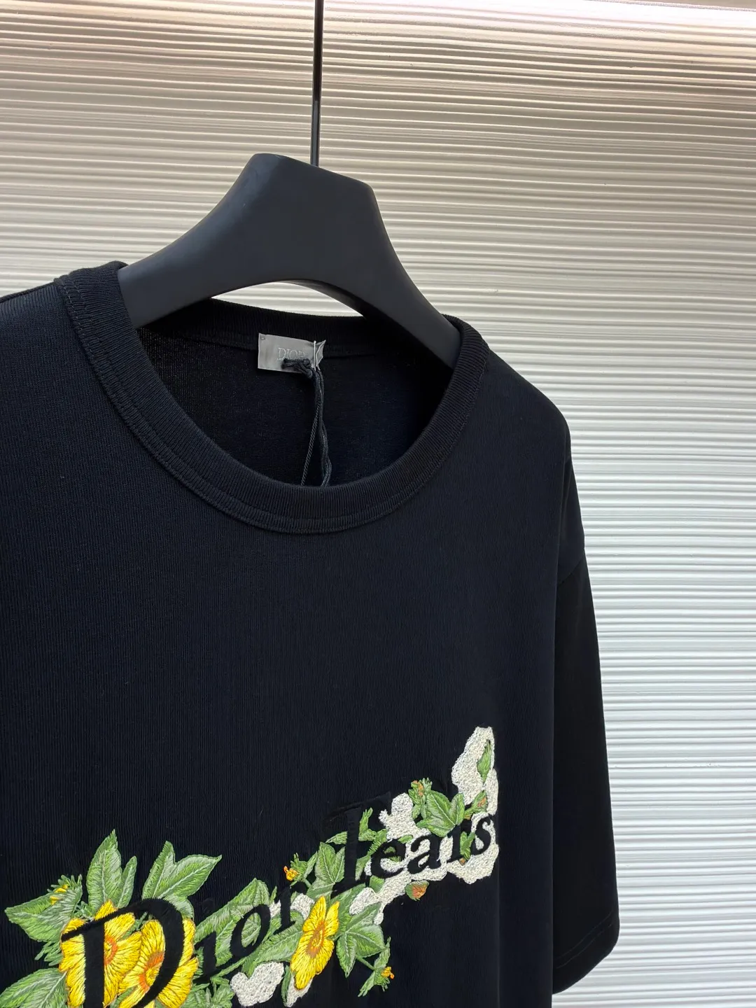 Dior letter floral embroidery short-sleeved T-shirt ●Original version: Purchased and developed by 8730 ●Item number: 1681693-A20 ●Fabric: cotton fabric ●Technology: embroidery production ●Color: black ●Version: fitted version ●Weight: about 425 grams ●Size: XS-S-M-L ●Description: Matching [21s combed cotton compact siro spinning yarn flat machine ribbing], the front panel is embroidered with [Tajima embroidery machine imported from Japan], the flowers and green leaves are made of [nylon material super matte thread], the letters are made of [30 metric double-ply wool yarn], a total of [11 colors flat embroidered tatami + wool crochet combination embroidery], the opening is [customized postcard new flower tag]. The overall wiring is straight and delicate, the fabric is comfortable and soft, and the color is consistent without color difference. It can be matched with the same style to create a fashionable look and control various occasions. Customized accessories, complete with three standards, same style for men and women!
