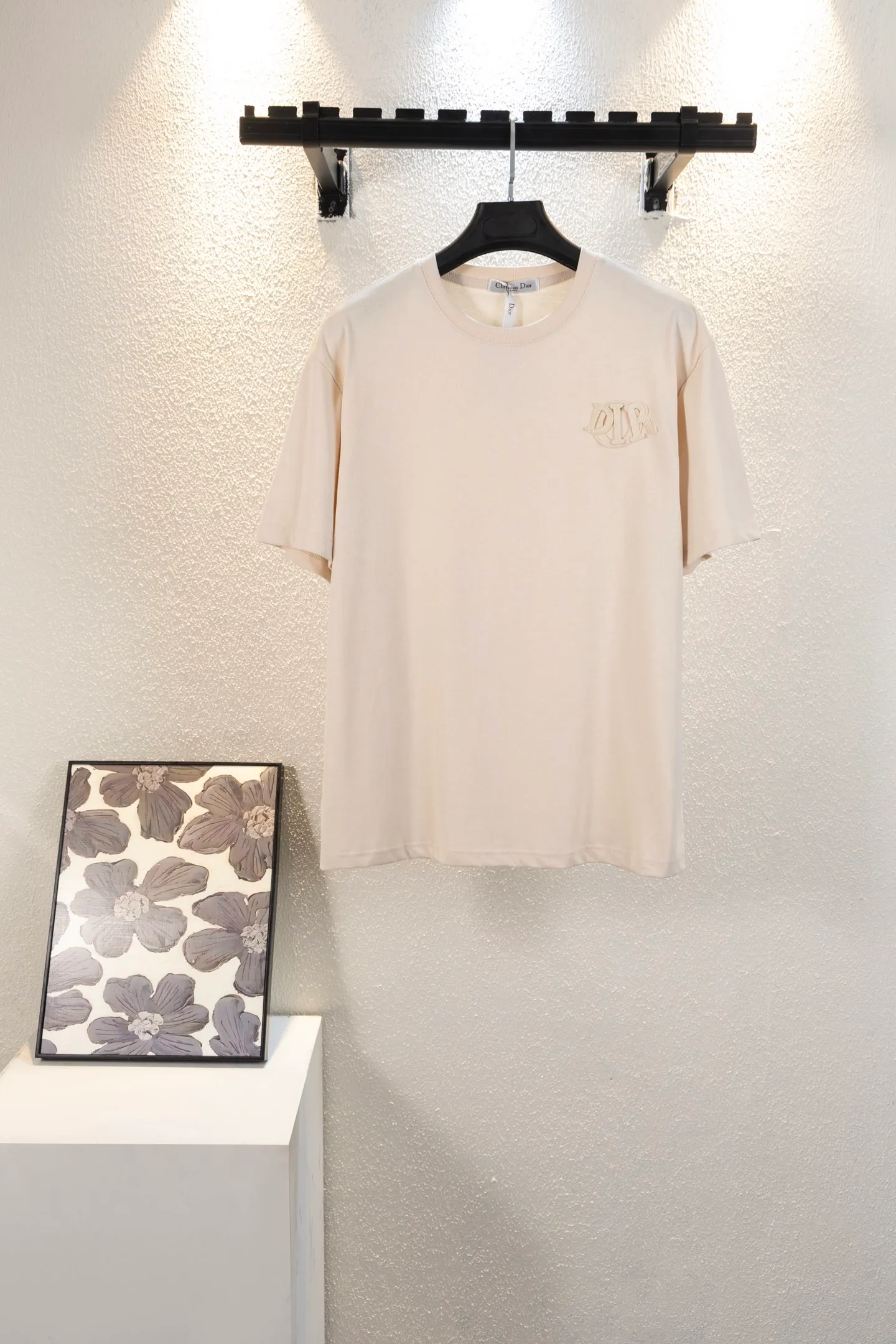 🅿️170 style number k8038 DIOR Dior embroidered letters‼ ️Short-sleeved T-shirt® is the same as the official website *Customized 280g cotton fabric, soft, skin-friendly and comfortable *CD letter logo embroidered on the front *A very simple and elegant one that is unparalleled in terms of upper body comfort, interpreting your luxury and taste, and creating your fashionable charm. ⚠️Washing method: It is recommended to dry clean or wrap the reverse side in a laundry bag and machine wash it quickly in cold water and let it dry naturally! ⚠️ Same style for men and women 𝐂𝐎𝐋𝐎𝐔𝐑: white black light apricot 𝐒𝐈𝐙𝐄 XS S M L