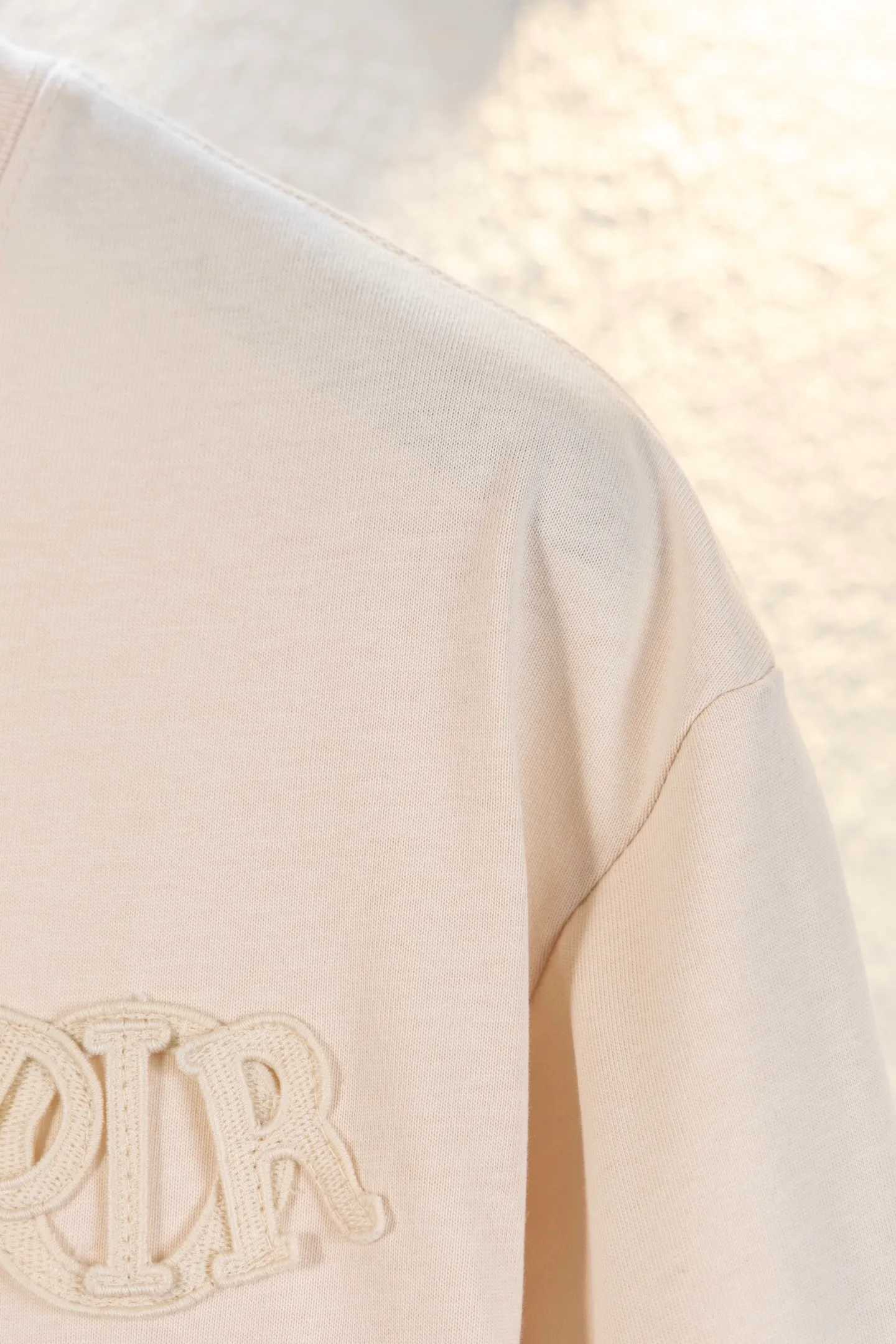 🅿️170 style number k8038 DIOR Dior embroidered letters‼ ️Short-sleeved T-shirt® is the same as the official website *Customized 280g cotton fabric, soft, skin-friendly and comfortable *CD letter logo embroidered on the front *A very simple and elegant one that is unparalleled in terms of upper body comfort, interpreting your luxury and taste, and creating your fashionable charm. ⚠️Washing method: It is recommended to dry clean or wrap the reverse side in a laundry bag and machine wash it quickly in cold water and let it dry naturally! ⚠️ Same style for men and women 𝐂𝐎𝐋𝐎𝐔𝐑: white black light apricot 𝐒𝐈𝐙𝐄 XS S M L