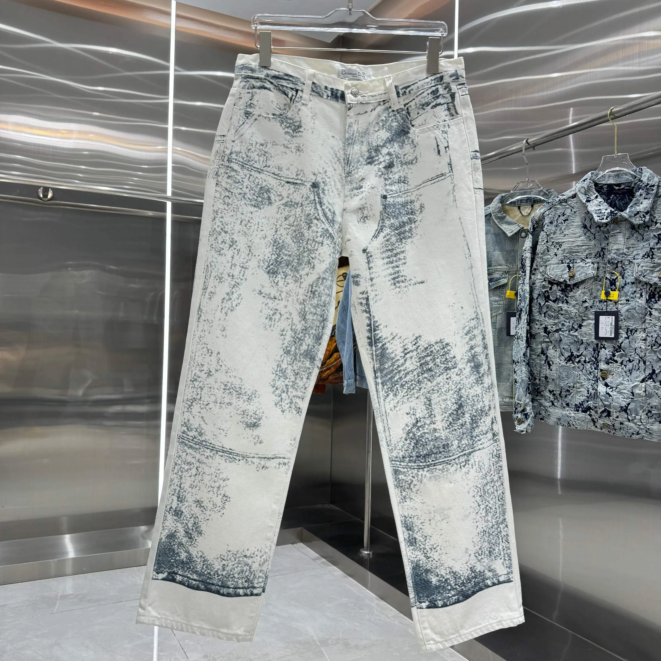 🅿️290 Dior 25 new trousers with casual style show fashionable charm. Crafted from beige cotton twill, it's finished with an all-over dark blue MKII effect pattern, making each piece unique. Wear with the matching cargo-effect trousers for a coordinated, casual look. Same style for men and women High version Size: M.L.XL XXL Color White