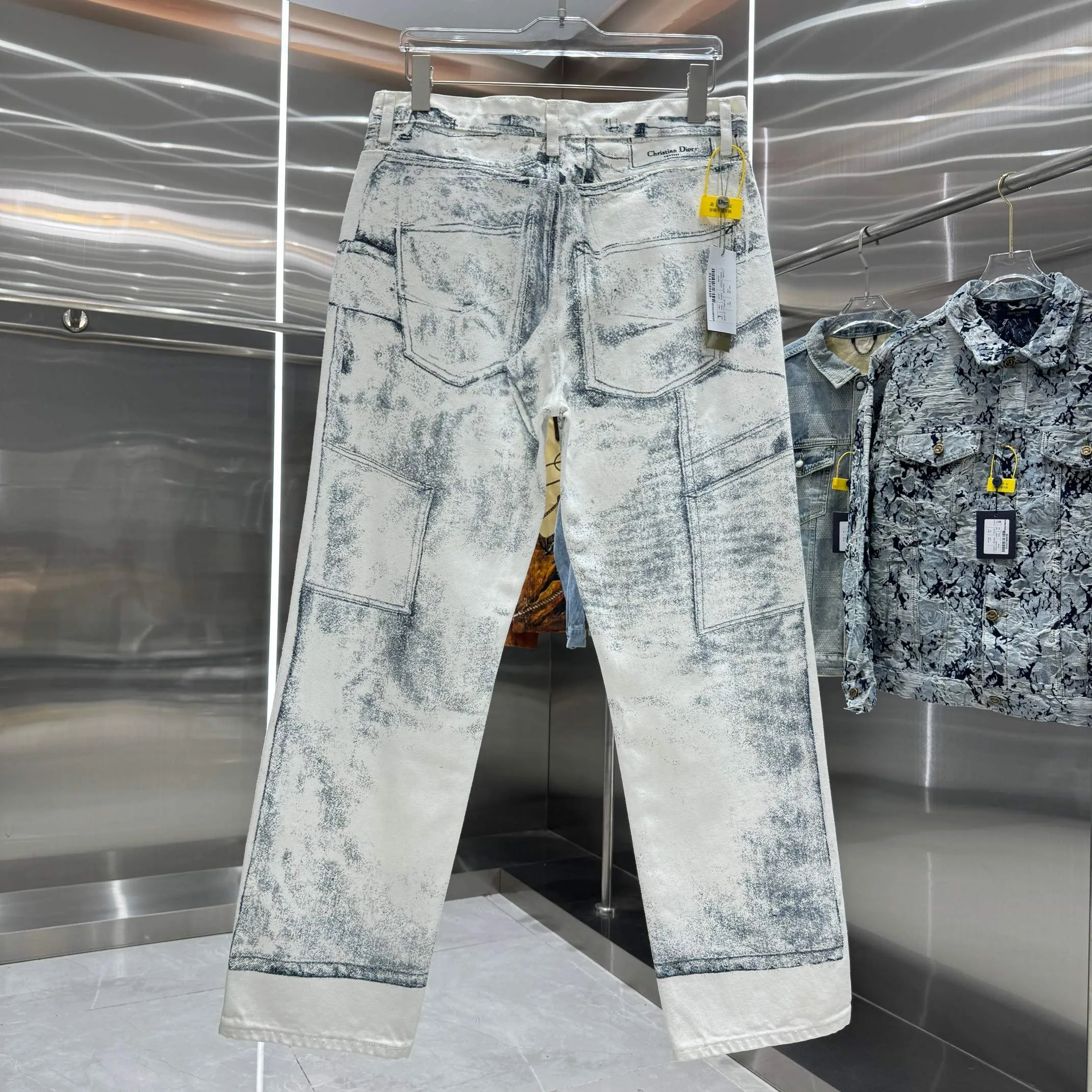 🅿️290 Dior 25 new trousers with casual style show fashionable charm. Crafted from beige cotton twill, it's finished with an all-over dark blue MKII effect pattern, making each piece unique. Wear with the matching cargo-effect trousers for a coordinated, casual look. Same style for men and women High version Size: M.L.XL XXL Color White