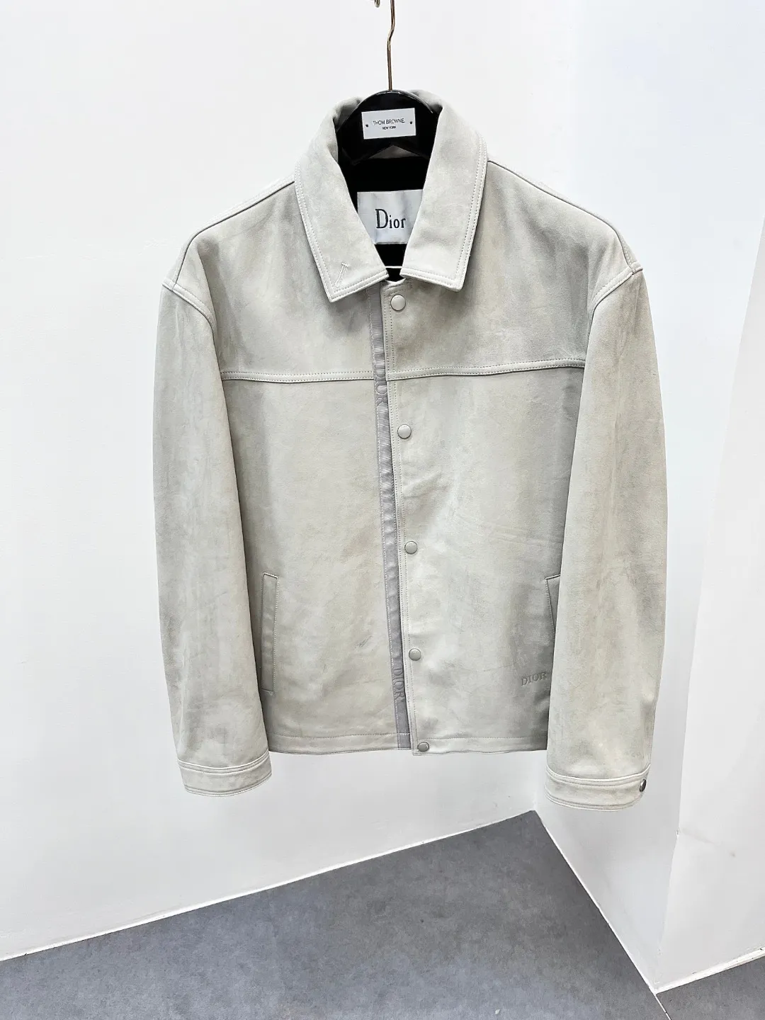 🅿️3200 2025 new genuine leather jacket, imported goatskin lapel jacket, soft but tough. This kind of tactility will make people reluctant to put it down after touching it. Slim fit, visually slimming, exquisite and gorgeous street style, more fashionable, younger, bringing a dynamic new look.