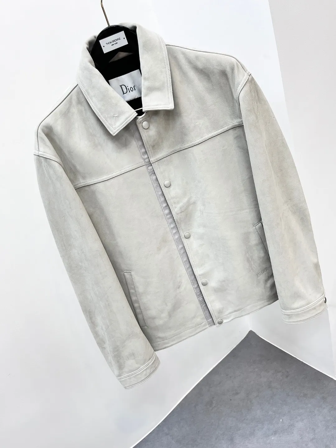 🅿️3200 2025 new genuine leather jacket, imported goatskin lapel jacket, soft but tough. This kind of tactility will make people reluctant to put it down after touching it. Slim fit, visually slimming, exquisite and gorgeous street style, more fashionable, younger, bringing a dynamic new look.