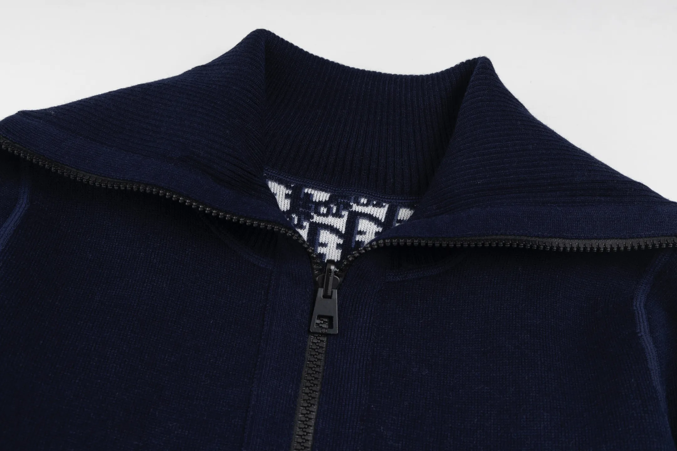 🅿️530 CD 25FW presbyopic double-sided military collar zipper knitted jacket (navy blue). The original purchase was 32,000 and developed. The fabric is carefully made of high-quality cashmere blended knitted fabric. This DIOR cardigan reinterprets the brand's classic logo in an innovative way. The double-sided design brings two wearing styles: one side is simple and pure gray, and the other side shows the iconic Oblique print pattern. The short slim fit and front zipper closure make it easy to wear on a daily basis. The details are ribbed on the collar, cuffs and hem to ensure comfort and maintain the silhouette. The medium-thick knit gives the garment just the right amount of warmth and drape. The lining-free design maintains the overall lightness. Professional dry cleaning is recommended. This cardigan can be layered with Oblique printed items from the same series to easily create a layered and exquisite look, perfectly demonstrating DIOR's ultimate pursuit of materials and craftsmanship. Size:S/M/L