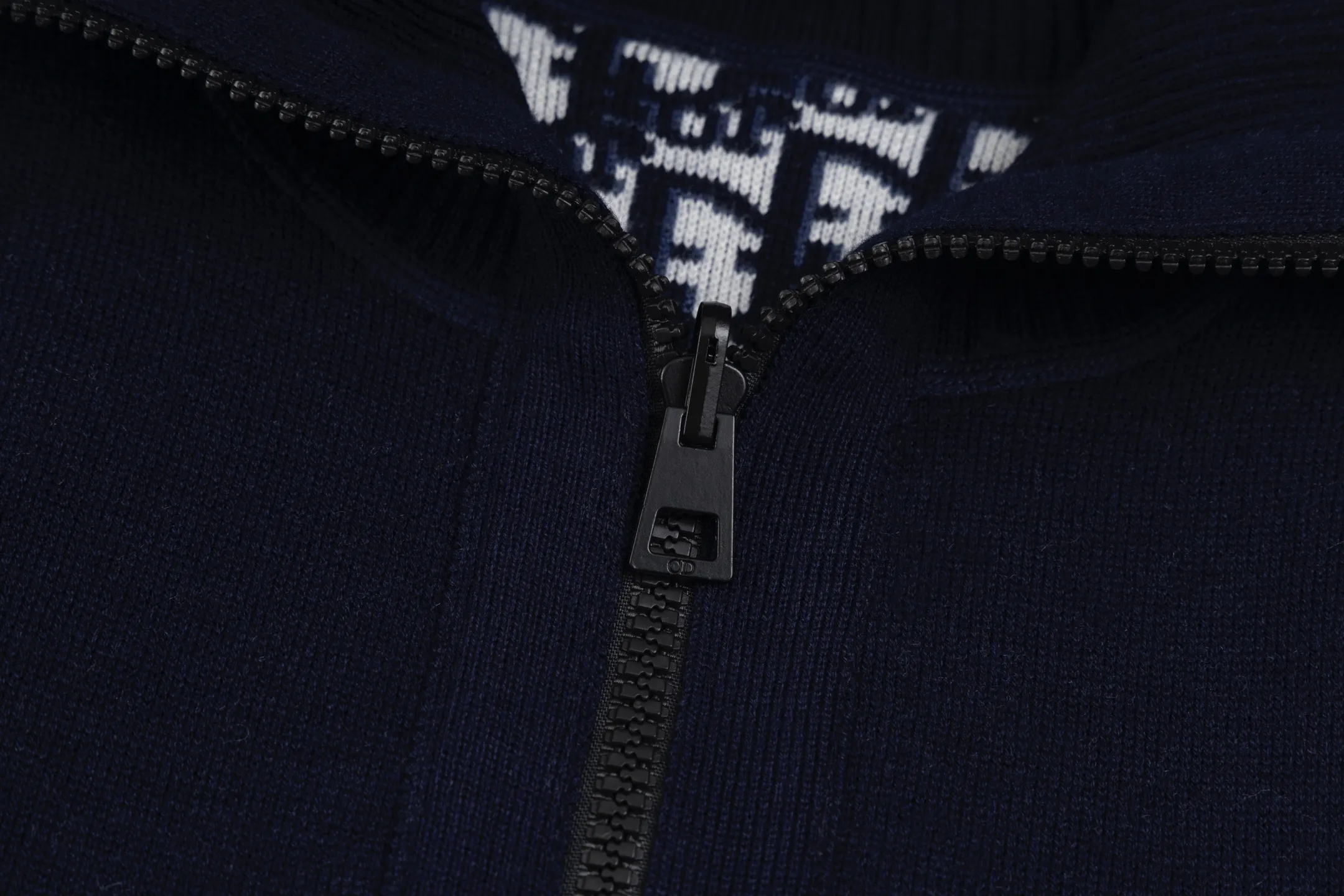 🅿️530 CD 25FW presbyopic double-sided military collar zipper knitted jacket (navy blue). The original purchase was 32,000 and developed. The fabric is carefully made of high-quality cashmere blended knitted fabric. This DIOR cardigan reinterprets the brand's classic logo in an innovative way. The double-sided design brings two wearing styles: one side is simple and pure gray, and the other side shows the iconic Oblique print pattern. The short slim fit and front zipper closure make it easy to wear on a daily basis. The details are ribbed on the collar, cuffs and hem to ensure comfort and maintain the silhouette. The medium-thick knit gives the garment just the right amount of warmth and drape. The lining-free design maintains the overall lightness. Professional dry cleaning is recommended. This cardigan can be layered with Oblique printed items from the same series to easily create a layered and exquisite look, perfectly demonstrating DIOR's ultimate pursuit of materials and craftsmanship. Size:S/M/L
