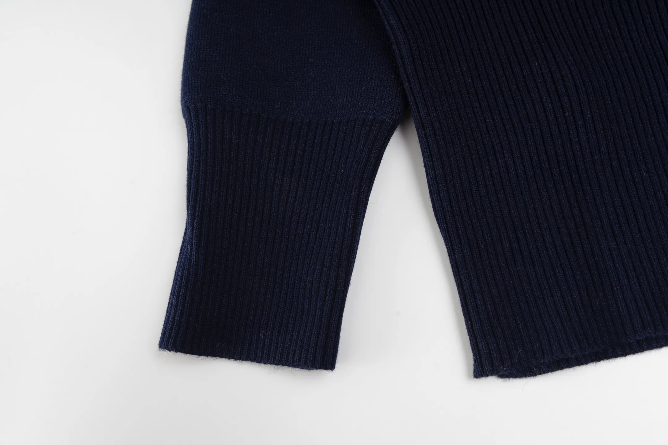 🅿️530 CD 25FW presbyopic double-sided military collar zipper knitted jacket (navy blue). The original purchase was 32,000 and developed. The fabric is carefully made of high-quality cashmere blended knitted fabric. This DIOR cardigan reinterprets the brand's classic logo in an innovative way. The double-sided design brings two wearing styles: one side is simple and pure gray, and the other side shows the iconic Oblique print pattern. The short slim fit and front zipper closure make it easy to wear on a daily basis. The details are ribbed on the collar, cuffs and hem to ensure comfort and maintain the silhouette. The medium-thick knit gives the garment just the right amount of warmth and drape. The lining-free design maintains the overall lightness. Professional dry cleaning is recommended. This cardigan can be layered with Oblique printed items from the same series to easily create a layered and exquisite look, perfectly demonstrating DIOR's ultimate pursuit of materials and craftsmanship. Size:S/M/L