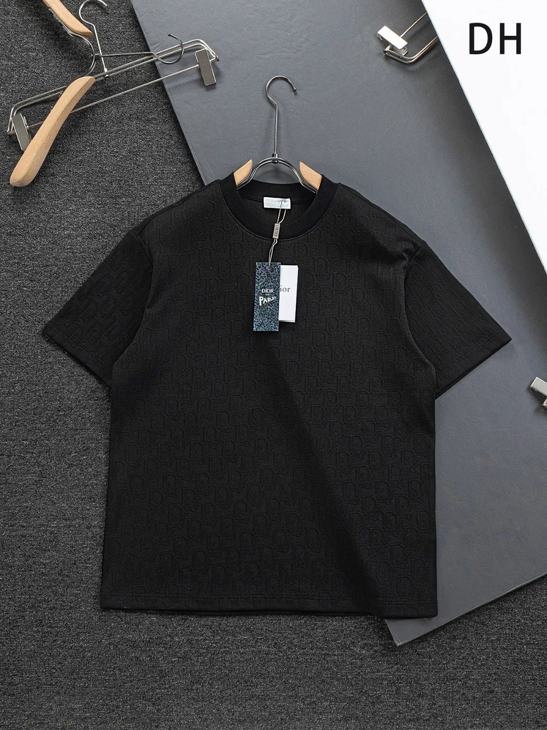 🅿️210 DIOR Dior Dior CD micro-wide version S-XL Dior 26ss official website will always be unbeatable, classic style, permanent boutique, counter eternal co-branded style, CD letters are all over the dark jacquard print 🪡 embroidery, heavy craftsmanship, same style for men and women, short-sleeved T-shirt, cotton blended terry jersey fabric, original development. This comes from the 2025 beachwear limited series, full logo jacquard towel highlights the classic Obliave flower, with S-shaped round neck and topstitching, unique style, decorated with obliqve jacquard all over, ribbed round neck with V-shaped topstitching, customized accessories, and the whole body is customized and developed according to the Y board... Complete with three standards, it can control various styles, paying tribute to Dior's historic year! Coupled with the blessing of full-flower cotton material, both the upper body comfort and the existence are unparalleled. It can be said to be a must-have companion in summer. The excellent breathability and comfortable wearing feeling are unparalleled~ Recommended! ! Same style for men and women! Color: Black White Size: S-XL Size chart: S: Shoulder width 50-Bust 56-Length 70 M: Shoulder width 52-Bust 57-Length 72 L: Shoulder width 54-Bust 59-Length 74 XL: Shoulder width 56-Bust 62-Length 76