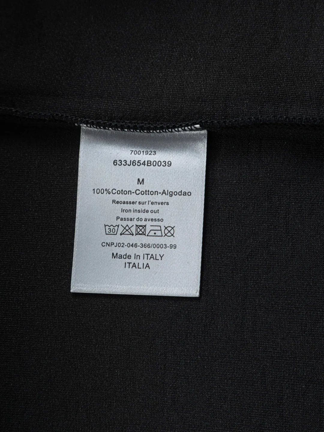 🅿️210 DIOR Dior Dior CD micro-wide version S-XL Dior 26ss official website will always be unbeatable, classic style, permanent boutique, counter eternal co-branded style, CD letters are all over the dark jacquard print 🪡 embroidery, heavy craftsmanship, same style for men and women, short-sleeved T-shirt, cotton blended terry jersey fabric, original development. This comes from the 2025 beachwear limited series, full logo jacquard towel highlights the classic Obliave flower, with S-shaped round neck and topstitching, unique style, decorated with obliqve jacquard all over, ribbed round neck with V-shaped topstitching, customized accessories, and the whole body is customized and developed according to the Y board... Complete with three standards, it can control various styles, paying tribute to Dior's historic year! Coupled with the blessing of full-flower cotton material, both the upper body comfort and the existence are unparalleled. It can be said to be a must-have companion in summer. The excellent breathability and comfortable wearing feeling are unparalleled~ Recommended! ! Same style for men and women! Color: Black White Size: S-XL Size chart: S: Shoulder width 50-Bust 56-Length 70 M: Shoulder width 52-Bust 57-Length 72 L: Shoulder width 54-Bust 59-Length 74 XL: Shoulder width 56-Bust 62-Length 76