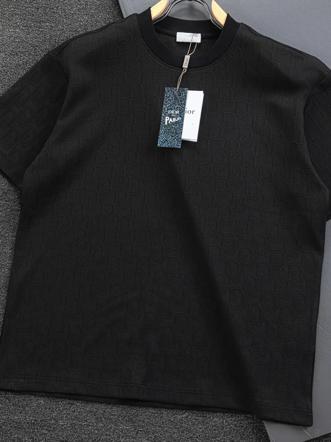🅿️210 DIOR Dior Dior CD micro-wide version S-XL Dior 26ss official website will always be unbeatable, classic style, permanent boutique, counter eternal co-branded style, CD letters are all over the dark jacquard print 🪡 embroidery, heavy craftsmanship, same style for men and women, short-sleeved T-shirt, cotton blended terry jersey fabric, original development. This comes from the 2025 beachwear limited series, full logo jacquard towel highlights the classic Obliave flower, with S-shaped round neck and topstitching, unique style, decorated with obliqve jacquard all over, ribbed round neck with V-shaped topstitching, customized accessories, and the whole body is customized and developed according to the Y board... Complete with three standards, it can control various styles, paying tribute to Dior's historic year! Coupled with the blessing of full-flower cotton material, both the upper body comfort and the existence are unparalleled. It can be said to be a must-have companion in summer. The excellent breathability and comfortable wearing feeling are unparalleled~ Recommended! ! Same style for men and women! Color: Black White Size: S-XL Size chart: S: Shoulder width 50-Bust 56-Length 70 M: Shoulder width 52-Bust 57-Length 72 L: Shoulder width 54-Bust 59-Length 74 XL: Shoulder width 56-Bust 62-Length 76