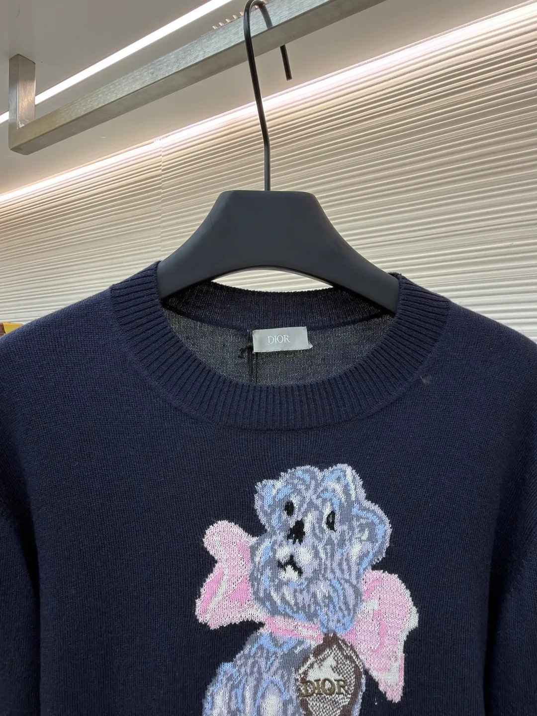DIOR pattern jacquard round neck pullover long-sleeved cashmere sweater ●Authentic product: 15000 purchased and developed ●Item number: 1680826-B50 ●Fabric: wool fabric ●Technology: jacquard production ●Version: fitted version ●Weight: about 300 grams ●Size: XS-S-M-L ●Description: This knitted sweater is made of high-quality wool Specific fabric composition, natural fibers give it a soft skin-friendly touch, the delicate weave makes the body stiff and textured, the embroidery process is exquisite, and the puppy pattern is three-dimensional and vivid. It balances comfort and fashion, easily adapts to daily wear scenes, and adds unique fun to the look. The overall wiring is straight and delicate, the fabric is comfortable and soft, and the color is consistent without color difference. It can be matched with the same style to create a fashionable look and control various occasions. Customized accessories, complete with three standards, same style for men and women!