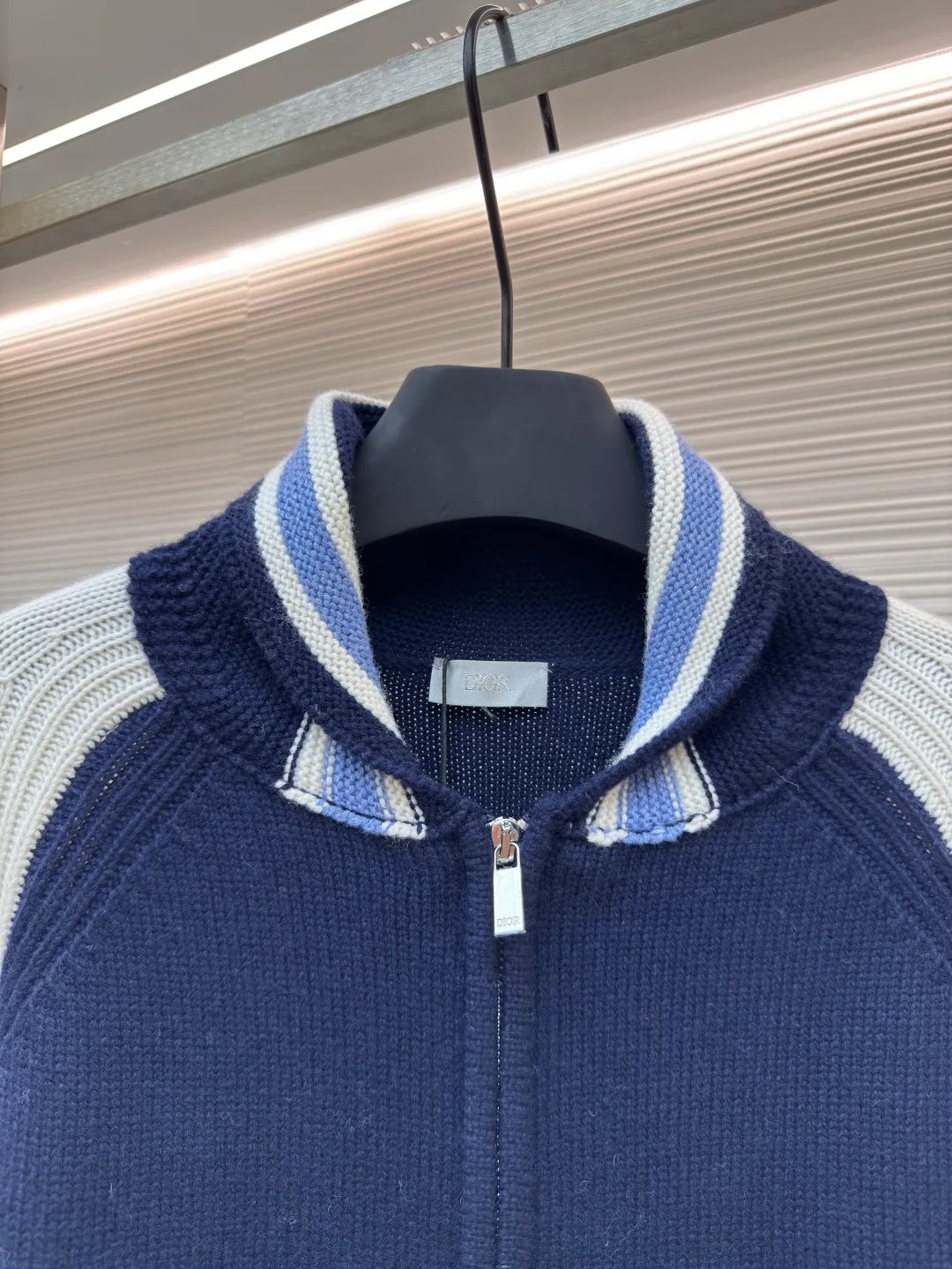 Dior bluebell woolen jacket ●Authentic product: 28000 purchased and developed ●Item number: 1680505-C65 ●Fabric: wool fabric ●Technology: woolen fabric ●Version: loose fit ●Weight: about 840 grams ●Size: XS-S-M-L ●Description: The wool material is made of 50% cotton and 50% premium wool 5-needle yarn. The loom uses an imported 5-needle precision machine. The pockets use brushed yarn. A single piece takes 290 minutes per piece. The low-strap pockets are woven with a four-button design. The embroidery uses a domestic high-speed machine. The non-woven chapter is embroidered with high density. The hand-operated embroidery machine is used for positioning and sewing, and the logo zipper is customized. The overall wiring is straight and delicate, the fabric is comfortable and soft, and the color is consistent without color difference. It can be matched with the same style to create a fashionable look and control various occasions. Customized accessories, complete with three standards, same style for men and women!