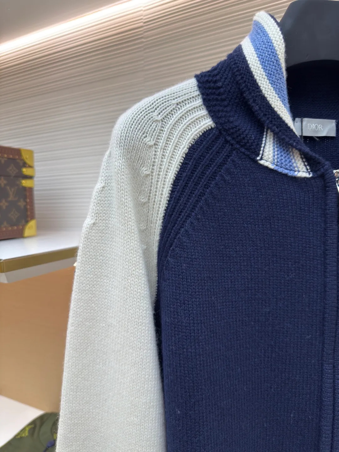 Dior bluebell woolen jacket ●Authentic product: 28000 purchased and developed ●Item number: 1680505-C65 ●Fabric: wool fabric ●Technology: woolen fabric ●Version: loose fit ●Weight: about 840 grams ●Size: XS-S-M-L ●Description: The wool material is made of 50% cotton and 50% premium wool 5-needle yarn. The loom uses an imported 5-needle precision machine. The pockets use brushed yarn. A single piece takes 290 minutes per piece. The low-strap pockets are woven with a four-button design. The embroidery uses a domestic high-speed machine. The non-woven chapter is embroidered with high density. The hand-operated embroidery machine is used for positioning and sewing, and the logo zipper is customized. The overall wiring is straight and delicate, the fabric is comfortable and soft, and the color is consistent without color difference. It can be matched with the same style to create a fashionable look and control various occasions. Customized accessories, complete with three standards, same style for men and women!