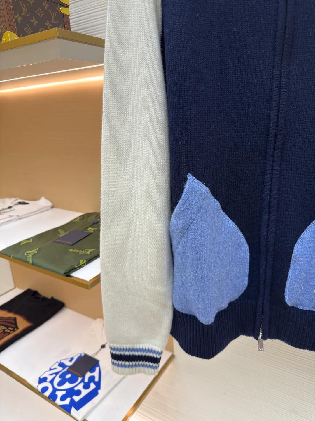 Dior bluebell woolen jacket ●Authentic product: 28000 purchased and developed ●Item number: 1680505-C65 ●Fabric: wool fabric ●Technology: woolen fabric ●Version: loose fit ●Weight: about 840 grams ●Size: XS-S-M-L ●Description: The wool material is made of 50% cotton and 50% premium wool 5-needle yarn. The loom uses an imported 5-needle precision machine. The pockets use brushed yarn. A single piece takes 290 minutes per piece. The low-strap pockets are woven with a four-button design. The embroidery uses a domestic high-speed machine. The non-woven chapter is embroidered with high density. The hand-operated embroidery machine is used for positioning and sewing, and the logo zipper is customized. The overall wiring is straight and delicate, the fabric is comfortable and soft, and the color is consistent without color difference. It can be matched with the same style to create a fashionable look and control various occasions. Customized accessories, complete with three standards, same style for men and women!