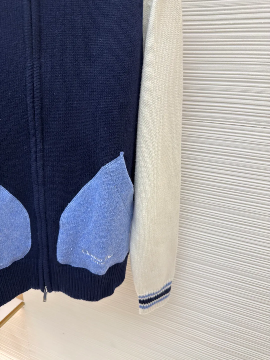 Dior bluebell woolen jacket ●Authentic product: 28000 purchased and developed ●Item number: 1680505-C65 ●Fabric: wool fabric ●Technology: woolen fabric ●Version: loose fit ●Weight: about 840 grams ●Size: XS-S-M-L ●Description: The wool material is made of 50% cotton and 50% premium wool 5-needle yarn. The loom uses an imported 5-needle precision machine. The pockets use brushed yarn. A single piece takes 290 minutes per piece. The low-strap pockets are woven with a four-button design. The embroidery uses a domestic high-speed machine. The non-woven chapter is embroidered with high density. The hand-operated embroidery machine is used for positioning and sewing, and the logo zipper is customized. The overall wiring is straight and delicate, the fabric is comfortable and soft, and the color is consistent without color difference. It can be matched with the same style to create a fashionable look and control various occasions. Customized accessories, complete with three standards, same style for men and women!
