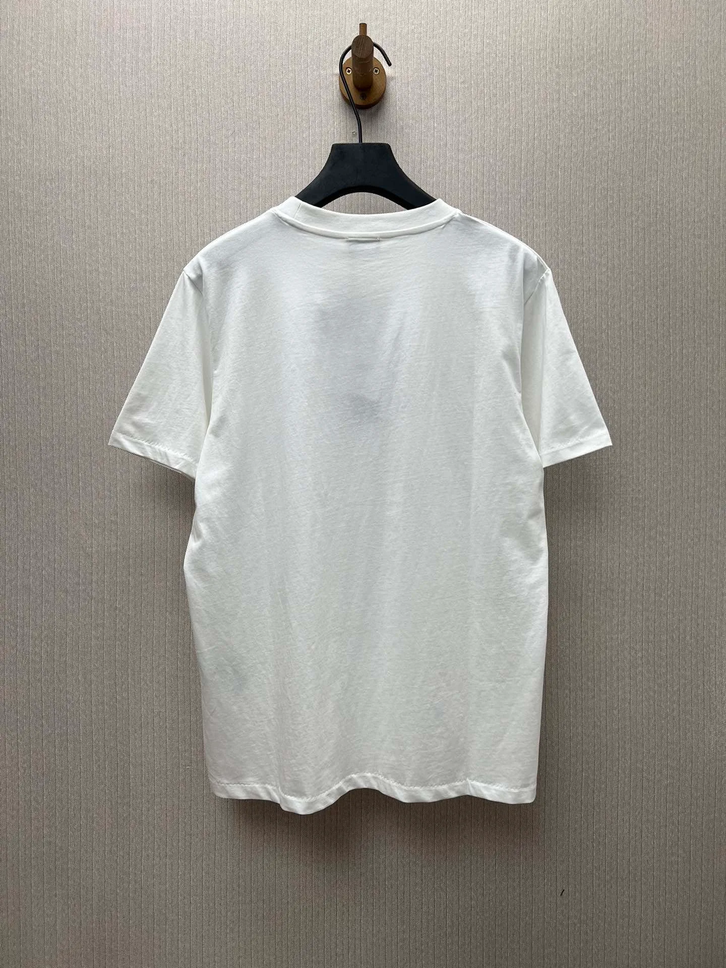 🅿️260 Dior 25ss new T-shirt is a new product of the 2025 winter men's wear series. It is decorated with a Christian Dior Paris logo label inspired by the spirit of Dior haute couture to enhance the style and pay tribute to the extraordinary craftsmanship of the Dior workshop. Crafted from glossy black cotton-jersey with a ribbed crew neck, it can be worn layered with a bomber jacket or paired with jeans for a casual look. Size: S.M.L.XL.