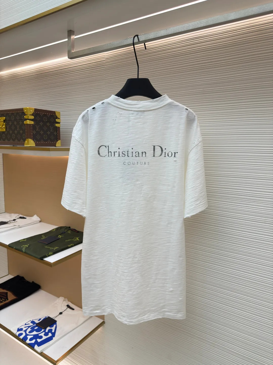Dior hole letter printed T-shirt ●Authentic product: 8400 purchased and developed ●Item number: 1680534-A35 ●Fabric: slub plain fabric ●Technology: Printing ●Version: Fitted version ●Weight: about 420 grams ●Size: XS-S-M-L ●Description: Fabric used The round collar is positioned on a flat car, and the front and rear panels are printed with hand-plated screen glue. The film is engraved with laser dots to create the effect of hollowing out and missing letters. The side of the garment is designed to be bifurcated by a flat car. The hem of the front and rear panels is cut using a special toe-picking machine to create a hollow effect on the surface. The entire garment is manually positioned and cut with holes, and the garment is fermented and washed to create a nostalgic effect. The overall workmanship is very complicated. The embroidery is made with heat-capacitive glue and needs to be hot-glued to ensure quality. The checkerboard pattern needs to be positioned correctly, so the speed is relatively slow. Each process of the entire garment is slow and time-consuming. The overall wiring is straight and delicate, the fabric is comfortable and soft, and the color is consistent without color difference. It can be matched with the same style to create a fashionable look, and can be used in various occasions. Customized accessories, three complete standards, the same style for men and women!