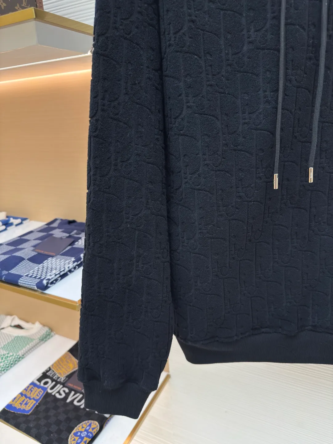 Dior Obliave full-print letter sweatshirt ●Authentic product: purchased and developed for 17500 ●Item number: 1680491-B05 ●Fabric: jacquard fabric ●Technology: washed production ●Version: fitted version ●Weight: about 980 grams ●Size: S-M-L-XL ●Description: Customized Dior jacquard fabric, soft to the touch, comfortable and next to the skin, decorated with jacquard patterns of the same color on the front, delicately intertwined, dazzling assortment Like artistic brushstrokes gently swaying on a soft towel, the looming dark patterns highlight nobility and elegance. Every detail exudes charming charm. Customized Dior jacquard fabrics change shape through warp and weft tissue. Oblique Pattern The jacquard loom weaves the jacquard gray fabric and then dyes and finishes it. The details are authentic, and the ergonomic three-dimensional cutting returns to the traditional craftsmanship through segmentation, folding, shrinking, and stretching techniques. The so-called slow work produces fine work, which is the respect for the material. The pursuit of feel. The workmanship is complex and tedious. The time is slow, and the fabrics are washed. The hand feel and texture are better. It is not easy to deform, not easy to shrink, not easy to fade, and maintains long-term beauty. The overall wiring is straight and delicate, the fabric is comfortable and soft, and the color is consistent without color difference. It can be matched with the same style to create a fashionable look and control various occasions. Customized accessories, complete with three standards, same style for men and women!