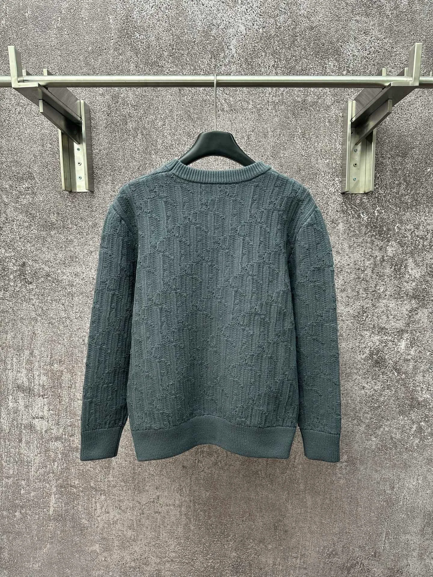 🅿️430 Dior/Dior CD all over printed dark pattern old flower rattan plaid all over sweater The wool material is made of the original uniform high-elastic core-filled yarn, which is dyed, dyed, and spun in the whole process. There are many manufacturing processes for the core-filled yarn. It needs to spin out the raw material core, and then hook the yarn on the machine and thread the raw material core for secondary processing. The machine speed cannot be fast, and it will easily spin out when it is fast. Once the spin is pulled, it will be useless; it will be processed after it is finished. For dyeing, you can only find high-temperature dyeing vats. If the temperature is not enough, the yarn will be dyed unevenly; high-temperature vats are rare in dyeing factories. Generally, it takes 12 hours to enter the vat for dyeing. It takes several hours to dry at low temperature when drying out. If the temperature is too high, it will be scrapped; after dyeing, the wool can only be beaten at a slow speed. The overall wiring is straight and delicate, the fabric is comfortable and soft, and the color is consistent with the original version. Customized accessories, complete with three standards Size: S M L XL