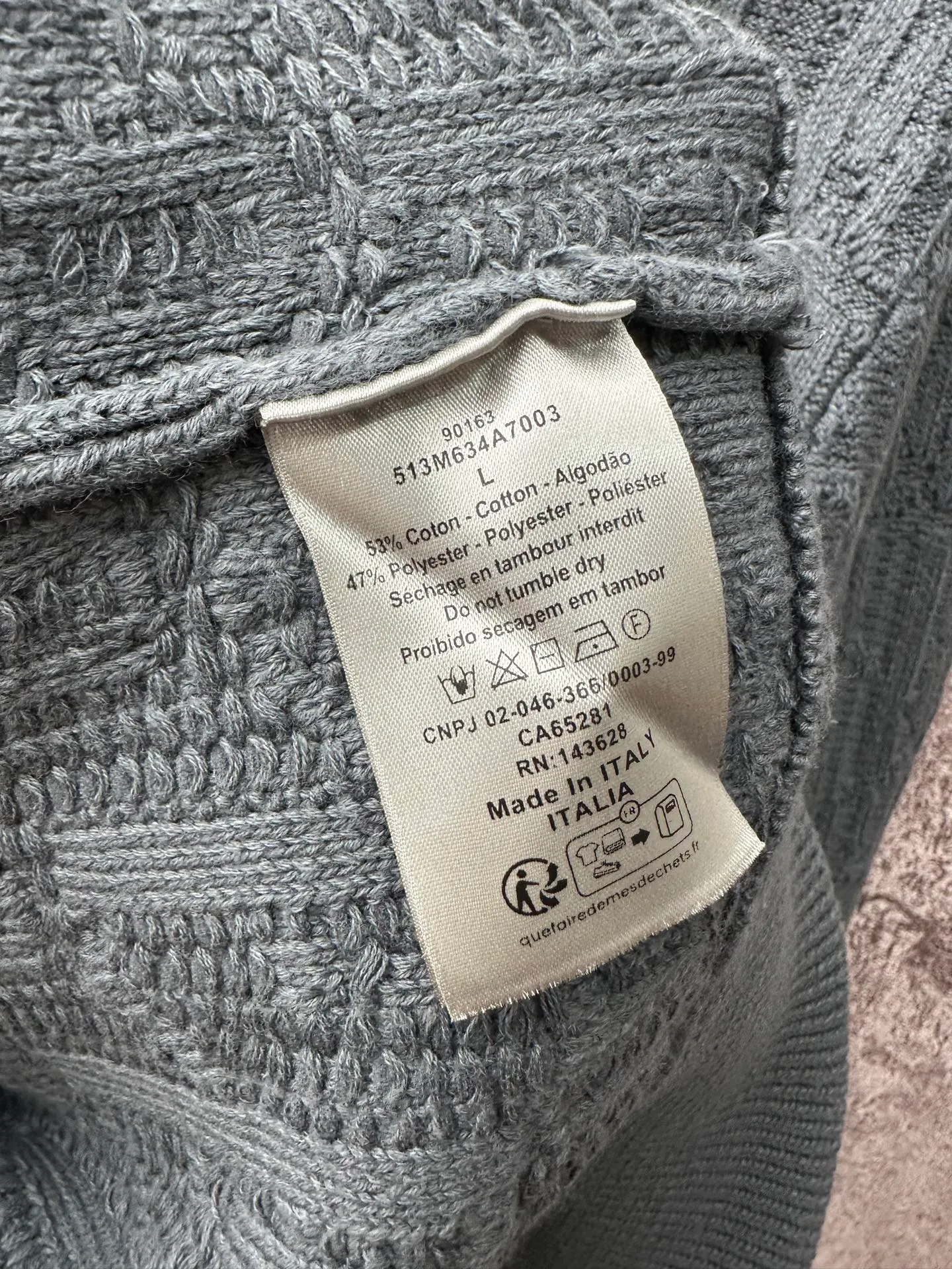 🅿️430 Dior/Dior CD all over printed dark pattern old flower rattan plaid all over sweater The wool material is made of the original uniform high-elastic core-filled yarn, which is dyed, dyed, and spun in the whole process. There are many manufacturing processes for the core-filled yarn. It needs to spin out the raw material core, and then hook the yarn on the machine and thread the raw material core for secondary processing. The machine speed cannot be fast, and it will easily spin out when it is fast. Once the spin is pulled, it will be useless; it will be processed after it is finished. For dyeing, you can only find high-temperature dyeing vats. If the temperature is not enough, the yarn will be dyed unevenly; high-temperature vats are rare in dyeing factories. Generally, it takes 12 hours to enter the vat for dyeing. It takes several hours to dry at low temperature when drying out. If the temperature is too high, it will be scrapped; after dyeing, the wool can only be beaten at a slow speed. The overall wiring is straight and delicate, the fabric is comfortable and soft, and the color is consistent with the original version. Customized accessories, complete with three standards Size: S M L XL