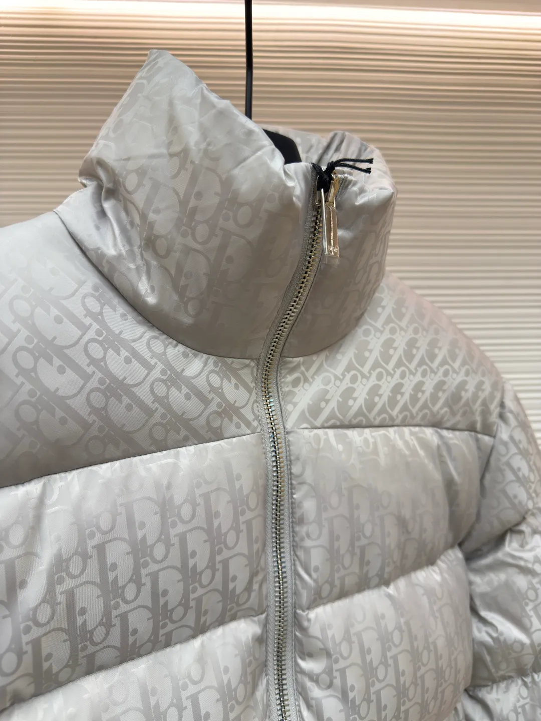 Dior oblique dark pattern old flower stand collar down jacket ●Original version: purchased and developed for 21000 ●Item number: 1680754-C45 ●Fabric: down fabric ●Technology: full-width jacquard production ●Version: fitted version ●Weight: about 1010 grams ●Size: 46-48-50-52-54-56 ●Description: This is a down with ultra-complex craftsmanship. The customization cycle of the fabric is as long as 50 days. Based on the original fabric, laser jacquard makes the whole piece concave and convex, with a stronger three-dimensional effect and a more obvious 3D effect. ✨This fabric has a good hand feel, and the dark pattern presbyopia on it is very low-key. The fabric shows a dark luster and is extremely waterproof! The real texture is more perfect, custom-woven high-density satin nylon material and dark jacquard weave, simple and refreshing, thick and fluffy, super three-proof fabric, waterproof, stain-proof and dust-proof! ✨ Full-width jacquard LOGO, ultra-high-end luxury and style. The handsomeness and eye-catching index of the upper body are absolutely NO. 1. Fully custom-woven jacquard LOGO technology fabric, high-density polyester fiber. It is a new type of heat-insulating and light-weight fabric. It has a light texture, delicate and soft warmth and breathability. Especially the LOGO jacquard produces different light and dark interweaving under different lights! The overall wiring is straight and delicate, the fabric is comfortable and soft, and the color is consistent without color difference. It can be matched with the same style to create a fashionable look and control various occasions. Customized accessories, complete with three standards, same style for men and women!