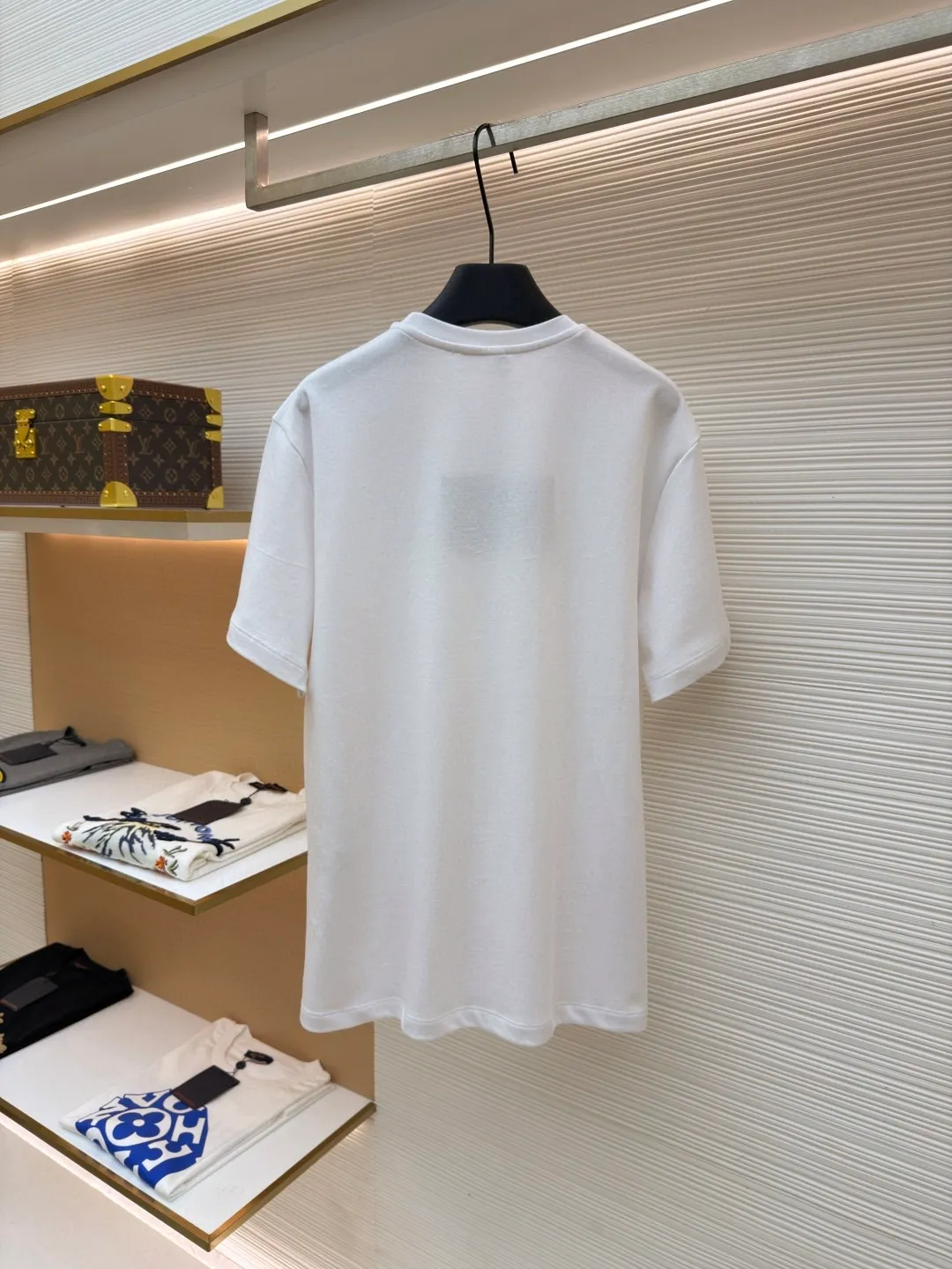 Prada triangle logo short sleeves ●Original version: Purchased and developed at 8650 ●Item number: 1682434-X90 ●Fabric: Protein twin woven fabric ●Technology: Infrared positioning production ●Color: White ●Version: Fitted version ●Weight: about 215 grams ●Size: S-M-L-XL ●Description: Customized ammonia silk protein twin woven Breathable and refreshing Comfortable and skin-friendly White and flawless tone Pure and elegant The iconic Prada triangle logo is embellished on the chest, highlighting the brand's charm. Hidden in the public and visible to the wise, it is the ultimate form of modern luxury. Wearing a white T-shirt is a walking minimalist art. The infrared positioning of the "Prada triangle mark" using imported special machines is more accurate. It is firm and strong. The fabrics have been washed and have a better hand feel. It is not easy to deform, shrink or fade, and maintains long-term beauty. The overall wiring is straight and delicate, the fabric is comfortable and soft, and the color is consistent without color difference. It can be matched with the same style to create a fashionable look and control various occasions. Customized accessories, complete with three standards, same style for men and women!