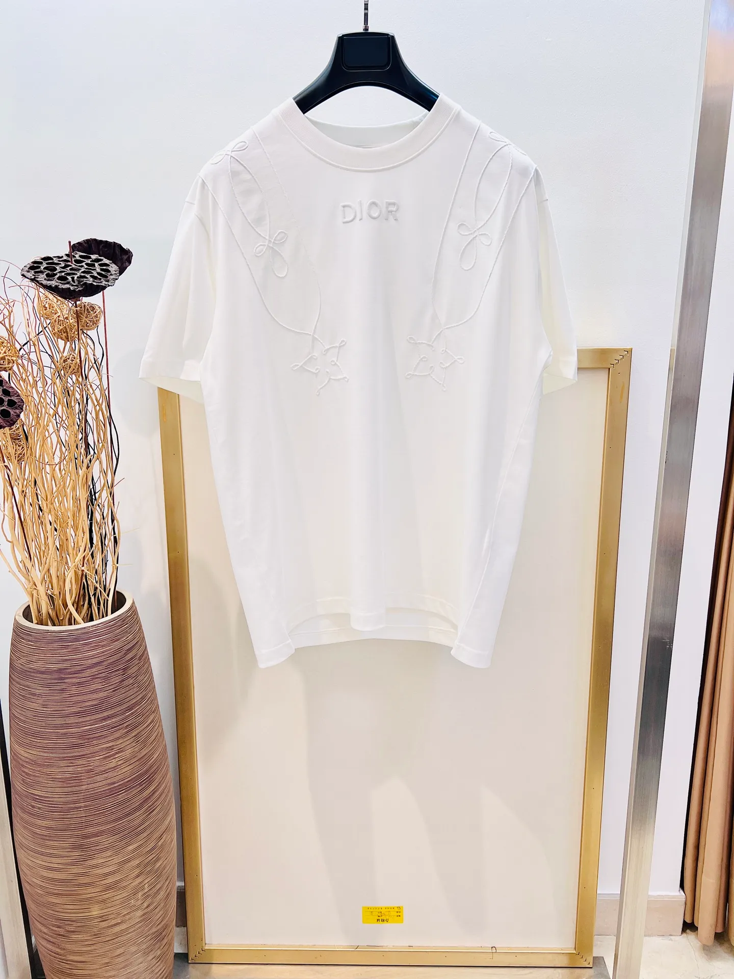 🅿️250 🌈Size: s/m/l/xl, black and white, same style for men and women, Dio* Dior baroque embroidered half-sleeved T-shirt. Heavy thread embroidery design highlights fashion aesthetics and creates a sophisticated casual look. ⚠️Washing method: Dry clean or fast machine wash in cold water wrapped inside out laundry bag!