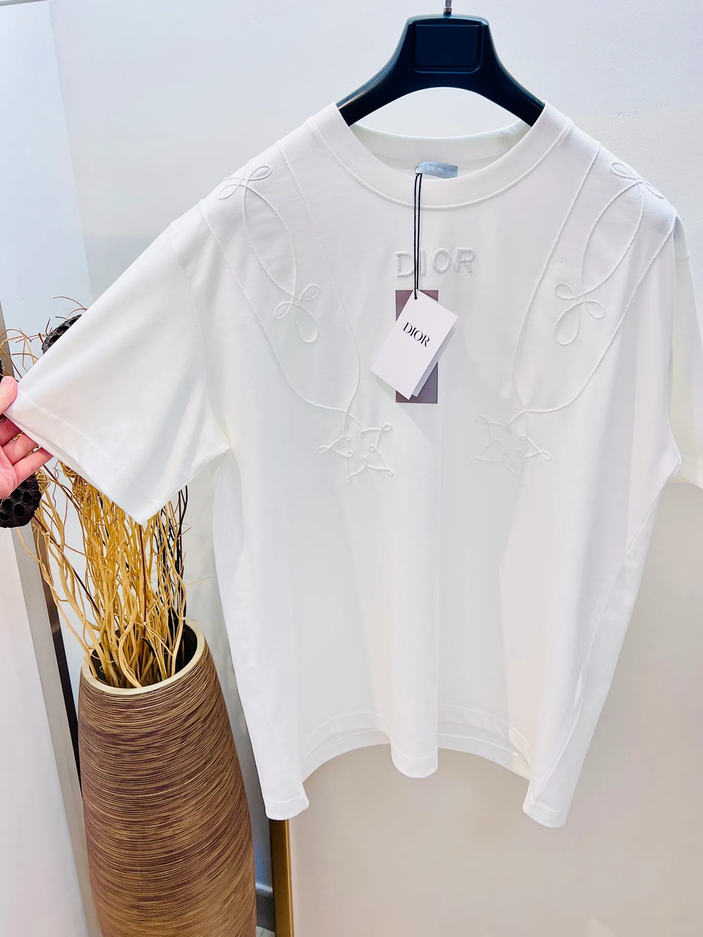 🅿️250 🌈Size: s/m/l/xl, black and white, same style for men and women, Dio* Dior baroque embroidered half-sleeved T-shirt. Heavy thread embroidery design highlights fashion aesthetics and creates a sophisticated casual look. ⚠️Washing method: Dry clean or fast machine wash in cold water wrapped inside out laundry bag!