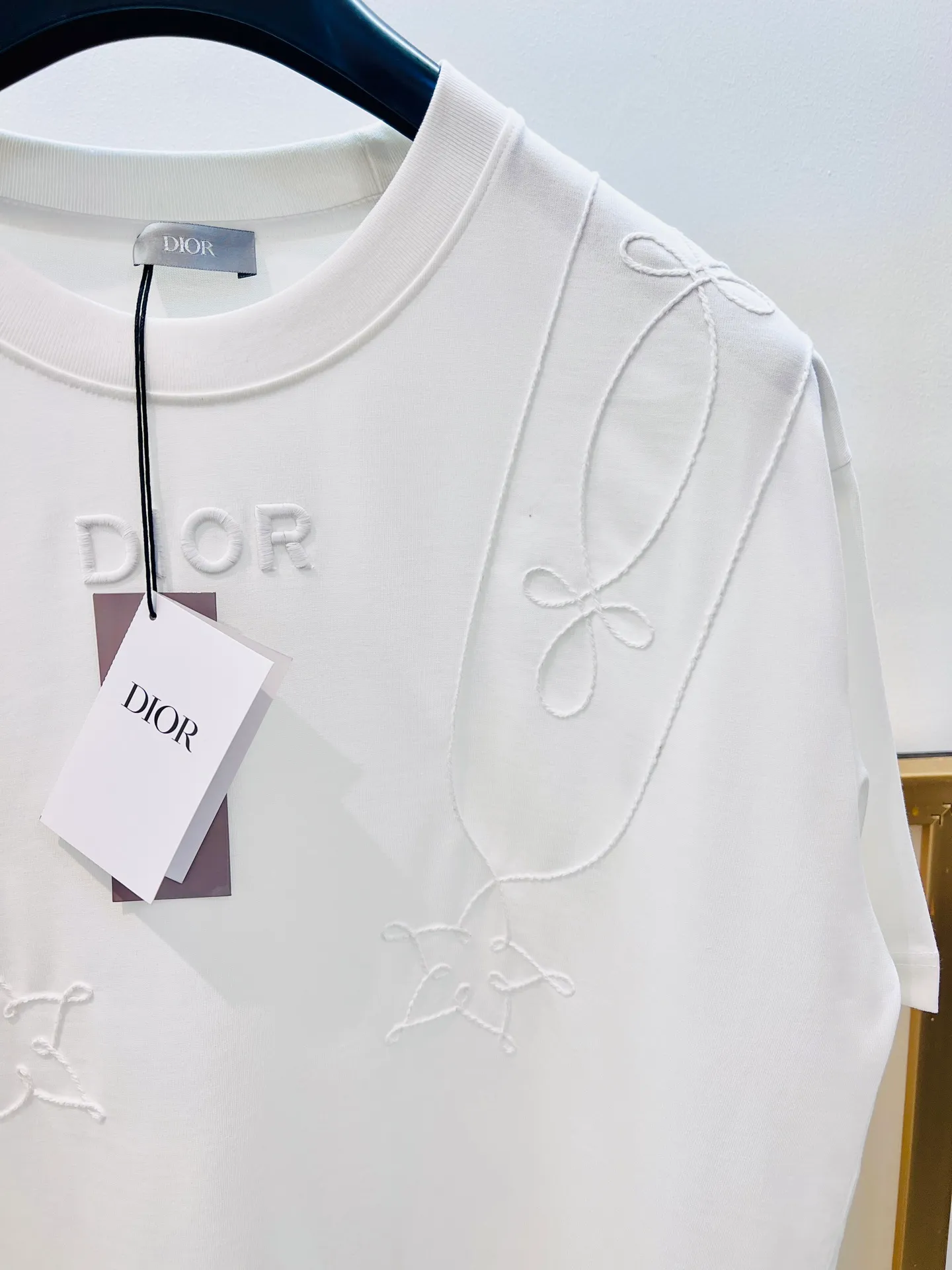 🅿️250 🌈Size: s/m/l/xl, black and white, same style for men and women, Dio* Dior baroque embroidered half-sleeved T-shirt. Heavy thread embroidery design highlights fashion aesthetics and creates a sophisticated casual look. ⚠️Washing method: Dry clean or fast machine wash in cold water wrapped inside out laundry bag!