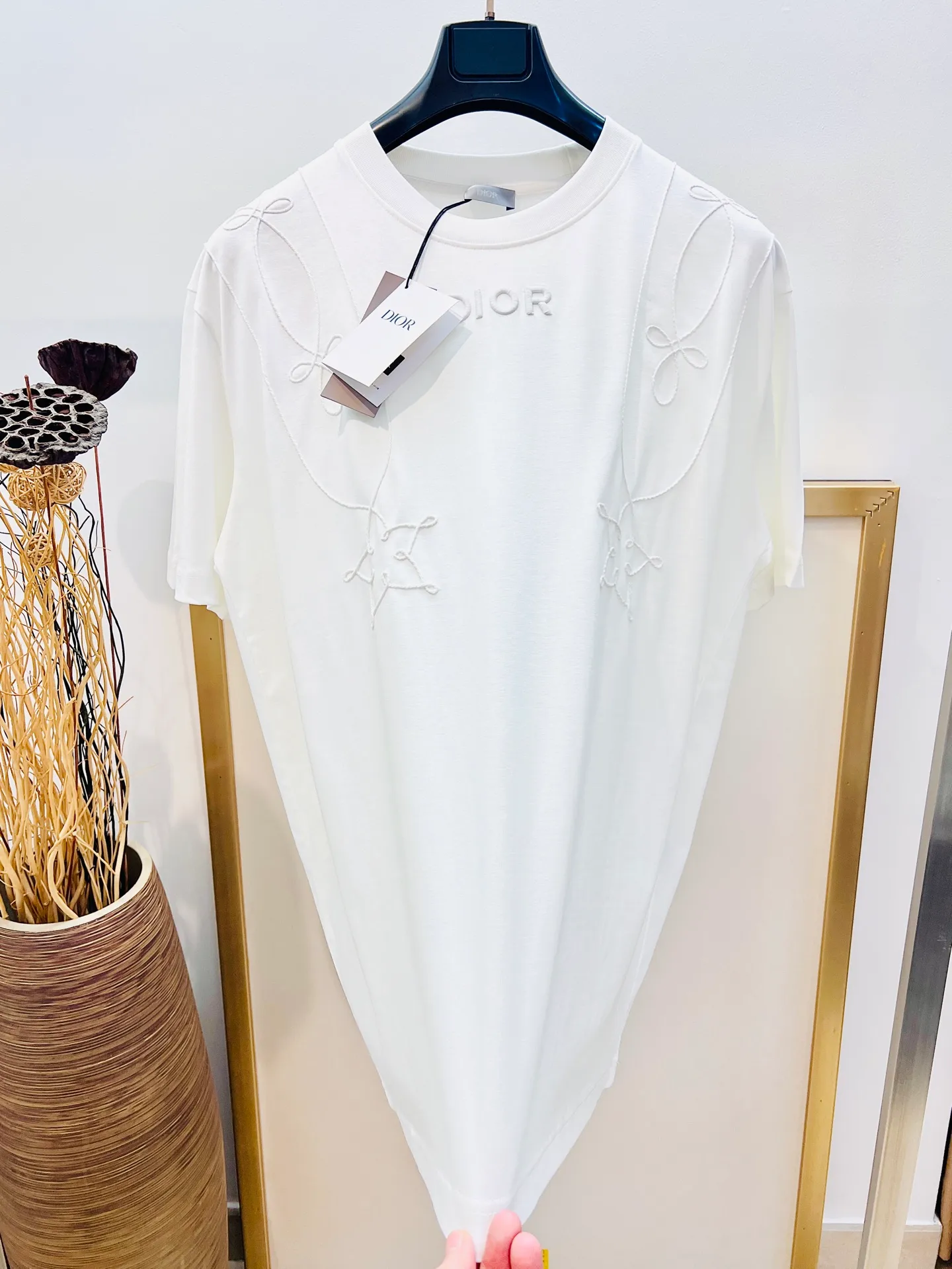 🅿️250 🌈Size: s/m/l/xl, black and white, same style for men and women, Dio* Dior baroque embroidered half-sleeved T-shirt. Heavy thread embroidery design highlights fashion aesthetics and creates a sophisticated casual look. ⚠️Washing method: Dry clean or fast machine wash in cold water wrapped inside out laundry bag!