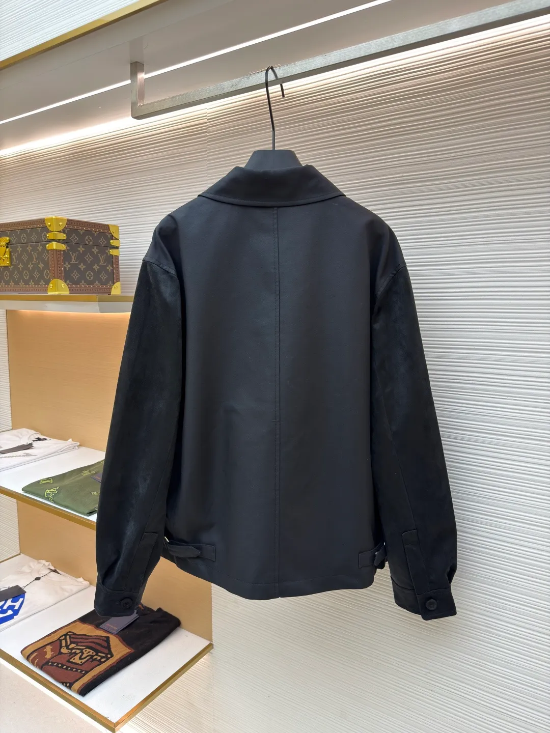 Dior sheepskin jacket ●Original version: Purchased and developed by 28805 ●Item number: 1681083-B90 ●Material: black cotton blended satin fabric ●Technology: Silk jacquard production ●Version: Fitted version ●Weight: about 830g ●Size: 46-48-50-52 ●Description: Black cotton blended satin Selected raw materials and spinning. The fibers of long-staple cotton are longer and tougher, and can spin yarns with high strength, less hairiness and silky feel, which is the basis of "texture". In order to obtain the unique luster and smoothness of satin, materials such as silk and Tencel™ are mixed in. These fibers themselves have strong luster and smooth surface. When combined with cotton, they can enhance the overall sense of luxury. The higher the count, the finer the yarn. The intuitive feeling is that the fabric has high density and feels thick, but it feels very delicate. It feels full and solid to the touch, rather than light and fluffy. Use high-quality mulberry silk as raw material. Silk threads need to undergo pre-processing such as screening, soaking, winding, doubling, and twisting to form warp and weft threads that meet the requirements for strength, twist, and gloss. Attention to detail, such as the collar, cuffs and hem are carefully cut and sewn to ensure the entire jacket looks sophisticated and stylish. The embroidered logo on the chest and the all-over printed fabric inside cleverly incorporate brand elements to enhance brand recognition. The overall wiring is straight and delicate, the fabric is comfortable and soft, and the color is consistent without color difference. It can be matched with the same style to create a fashionable look and control various occasions. Customized accessories, complete with three standards, same style for men and women!