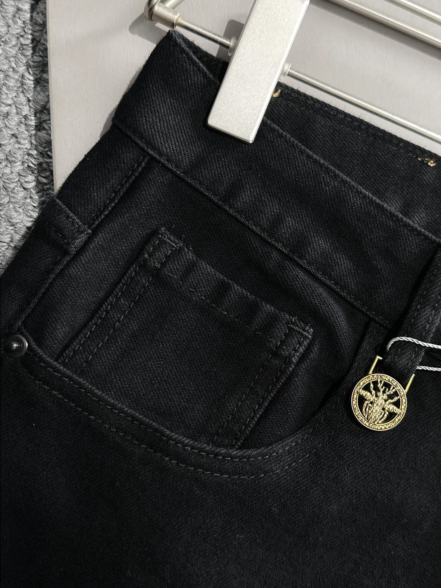 🅿️380 Dior 2025 four-season slim-fit jeans trousers are woven from imported Japanese Denim plain cotton denim fabrics. They are complete with three standards, simple yet elegant, soft, delicate and comfortable, and the upper body is versatile and fashionable! Light luxury, a must-have item for daily commuting! Code number: 28-38 (please state your height and weight when placing an order)